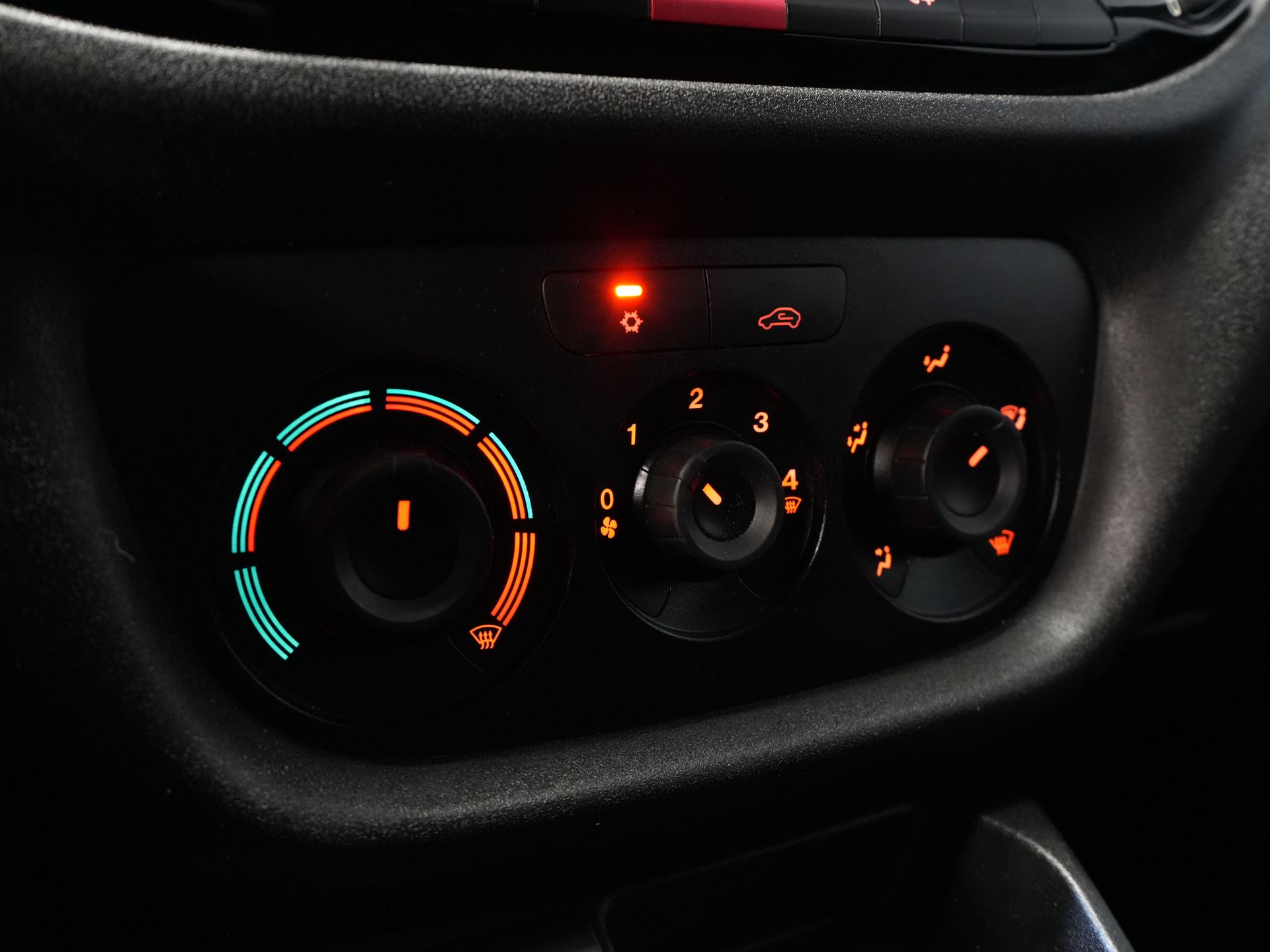 Fiat Doblò Bestelbus Cargo 1.6 MJ 105 pk NL Auto/ 3Pers./ Airco/ Navi/ Cruise/ DAB/ Trekhaak