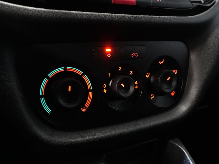 Fiat Doblò Bestelbus Cargo 1.6 MJ 105 pk NL Auto/ 3Pers./ Airco/ Navi/ Cruise/ DAB/ Trekhaak