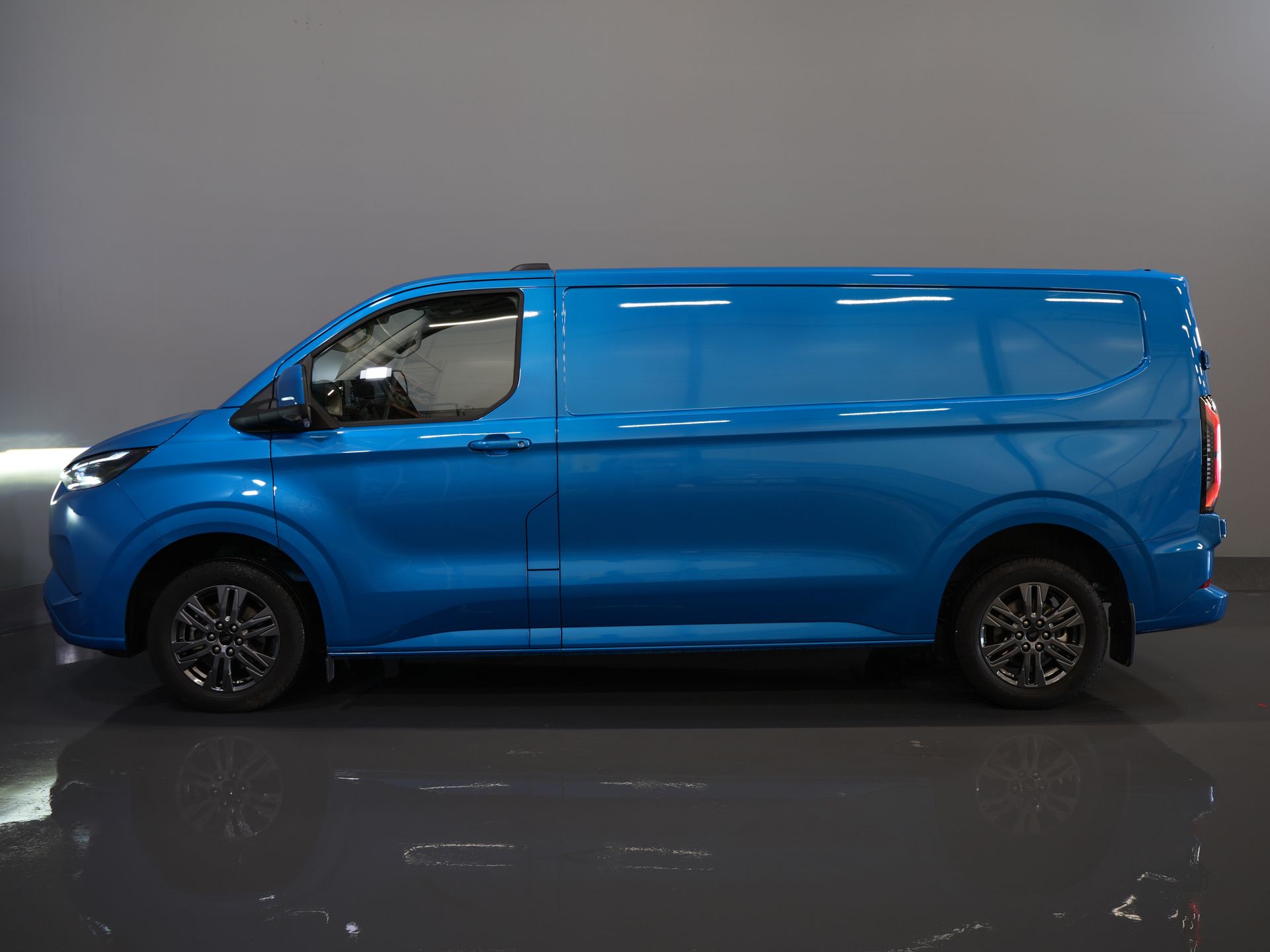 Ford E-Transit Custom Van 340 65 kWh 330 km WLTP L2 Limited Gwarancja 5 lat/ 2,3 t Ładowność/ Szybka ładowarka/ Matrix LED/ B&O/ Adapt.Cruise/ Ogrzewanie postojowe/ Carplay