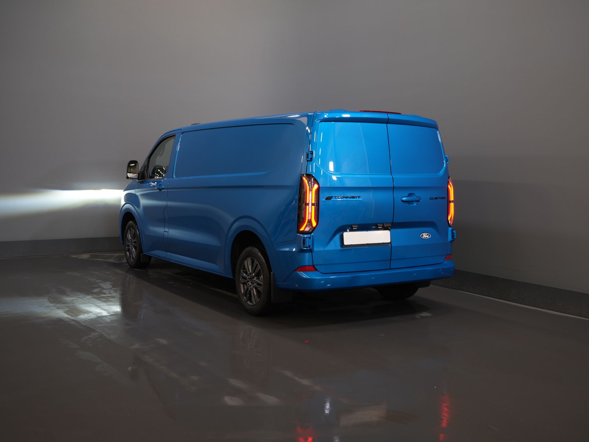 Ford E-Transit Custom Van 340 65 kWh 330 km WLTP L2 Limited Gwarancja 5 lat/ 2,3 t Ładowność/ Szybka ładowarka/ Matrix LED/ B&O/ Adapt.Cruise/ Ogrzewanie postojowe/ Carplay