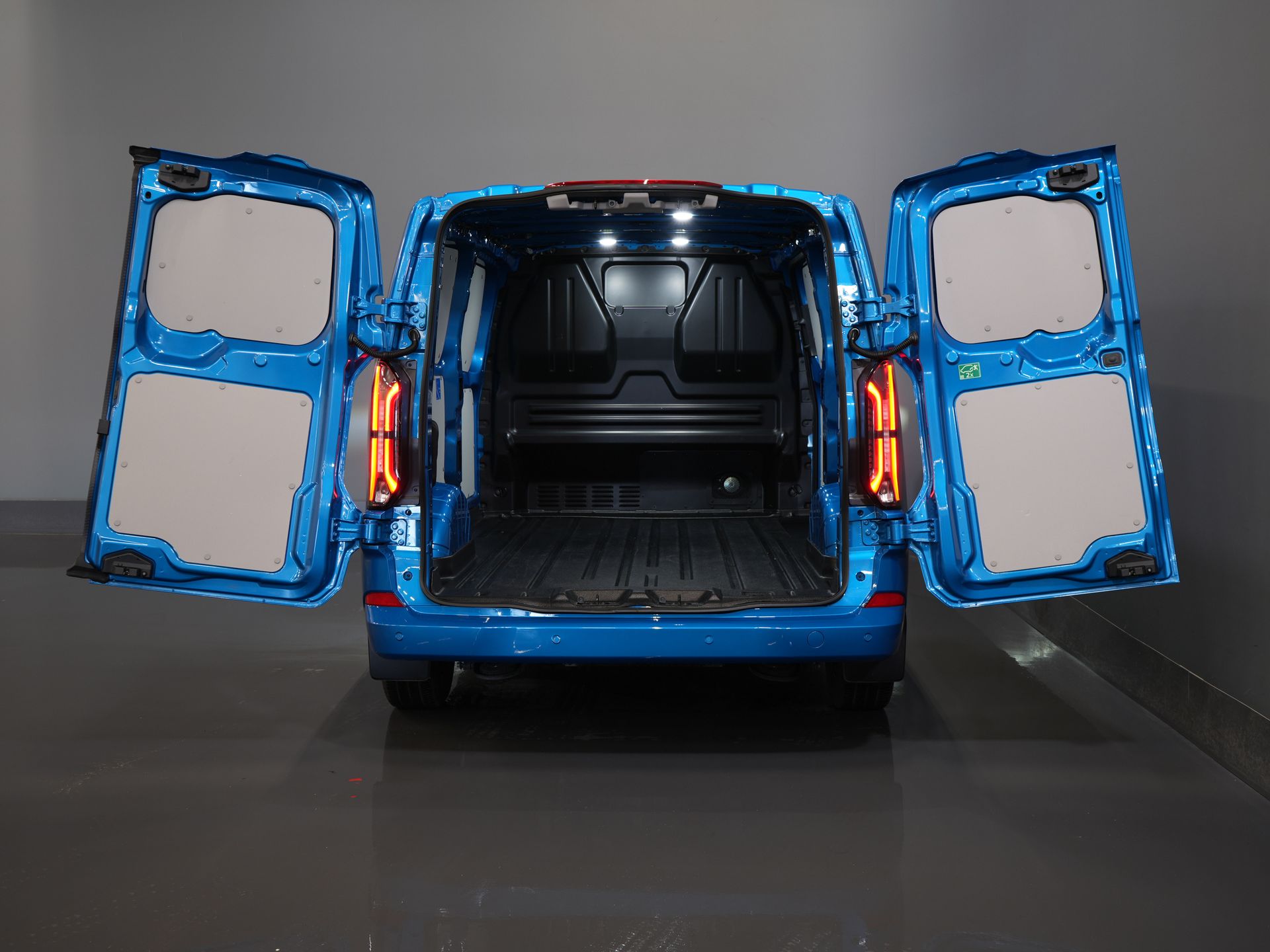 Ford E-Transit Custom Van 340 65 kWh 330 km WLTP L2 Limited Gwarancja 5 lat/ 2,3 t Ładowność/ Szybka ładowarka/ Matrix LED/ B&O/ Adapt.Cruise/ Ogrzewanie postojowe/ Carplay