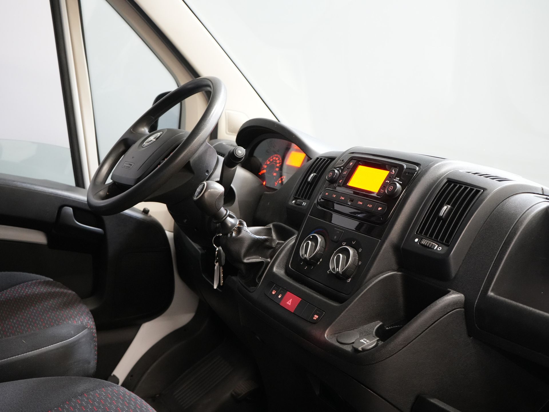 Volkswagen Caddy Cargo Van 2.0 TDI 125 hp DSG Aut. Stand heater/ Seat heating/ Carplay/ PDC/ 16” LMV/ Tow bar/ Roof rails