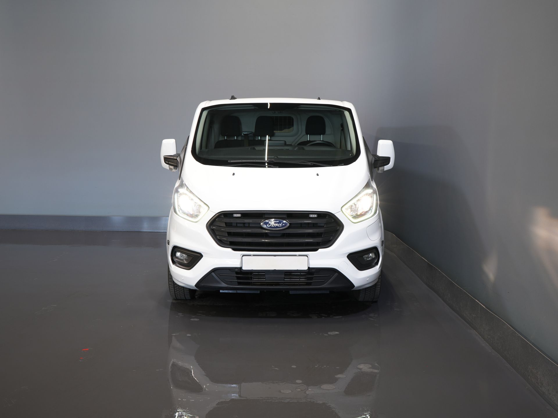 Ford Transit Custom Bestelbus 130 pk Aut. PHEV Trend BPM VRIJ! Plug-In/ Stoelverw./ Sortimo/ Oprijplaat/ Navi/ Carplay/ Camera/ PDC/ Cruise/ Airco