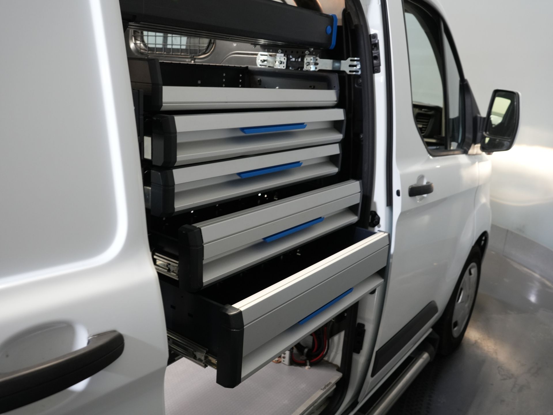 Ford Transit Custom Bestelbus 130 pk Aut. PHEV Trend BPM VRIJ! Plug-In/ Stoelverw./ Sortimo/ Oprijplaat/ Navi/ Carplay/ Camera/ PDC/ Cruise/ Airco