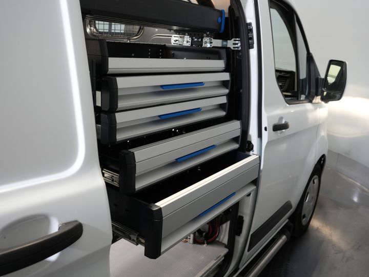 Ford Transit Custom Bestelbus 130 pk Aut. PHEV Trend BPM VRIJ! Plug-In/ Stoelverw./ Sortimo/ Oprijplaat/ Navi/ Carplay/ Camera/ PDC/ Cruise/ Airco