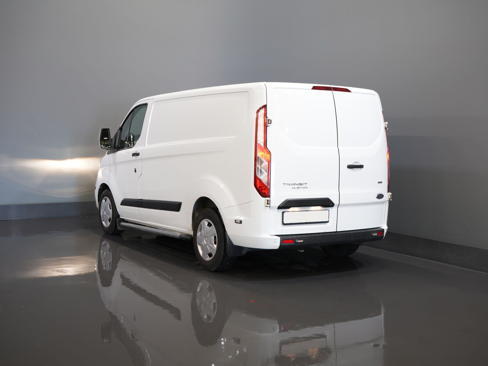Ford Transit Custom Bestelbus 130 pk Aut. PHEV Trend BPM VRIJ! Plug-In/ Stoelverw./ Sortimo/ Oprijplaat/ Navi/ Carplay/ Camera/ PDC/ Cruise/ Airco