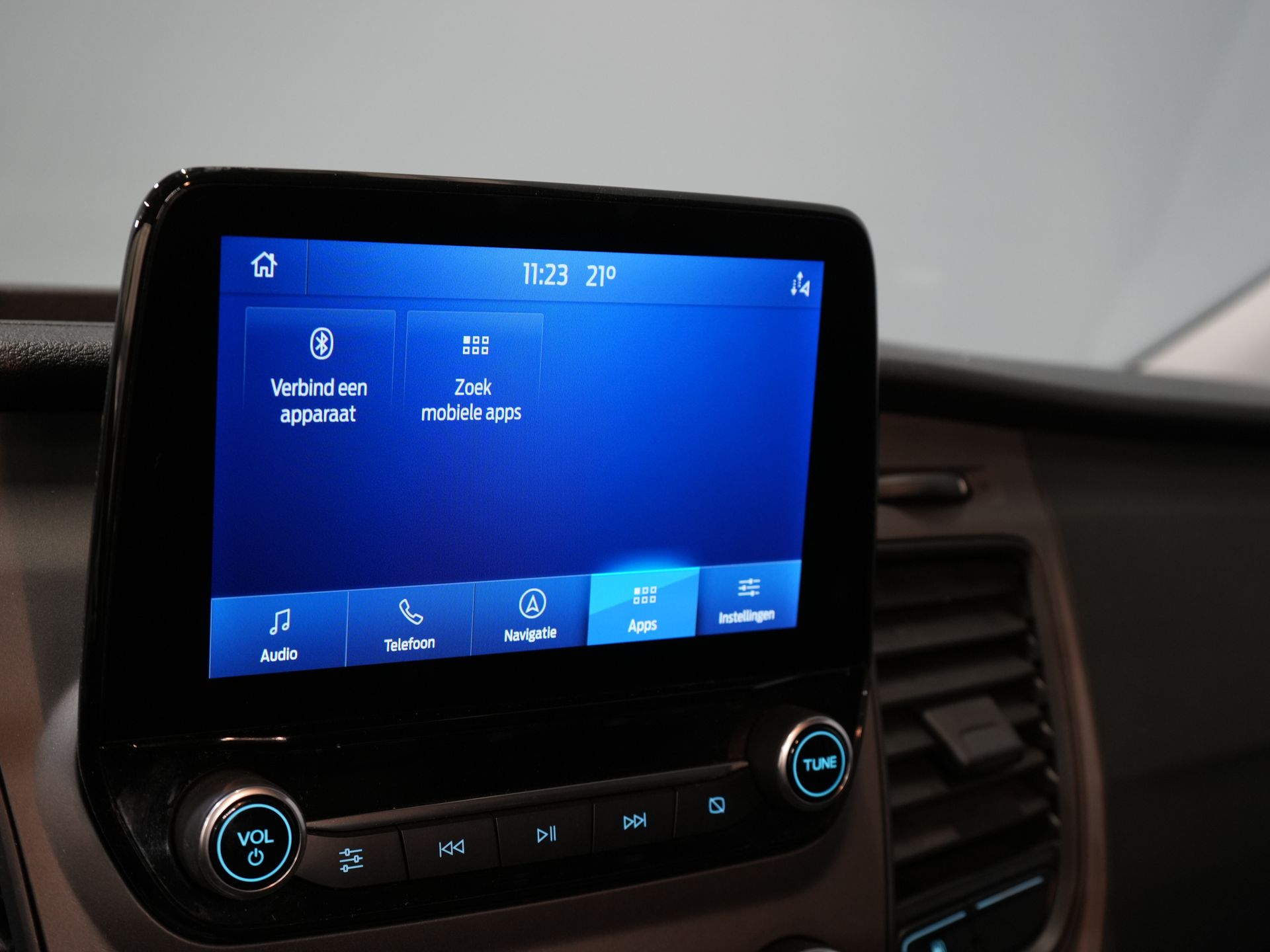 Ford Transit Custom Bestelbus 130 pk Aut. PHEV Trend BPM VRIJ! Plug-In/ Stoelverw./ Sortimo/ Oprijplaat/ Navi/ Carplay/ Camera/ PDC/ Cruise/ Airco