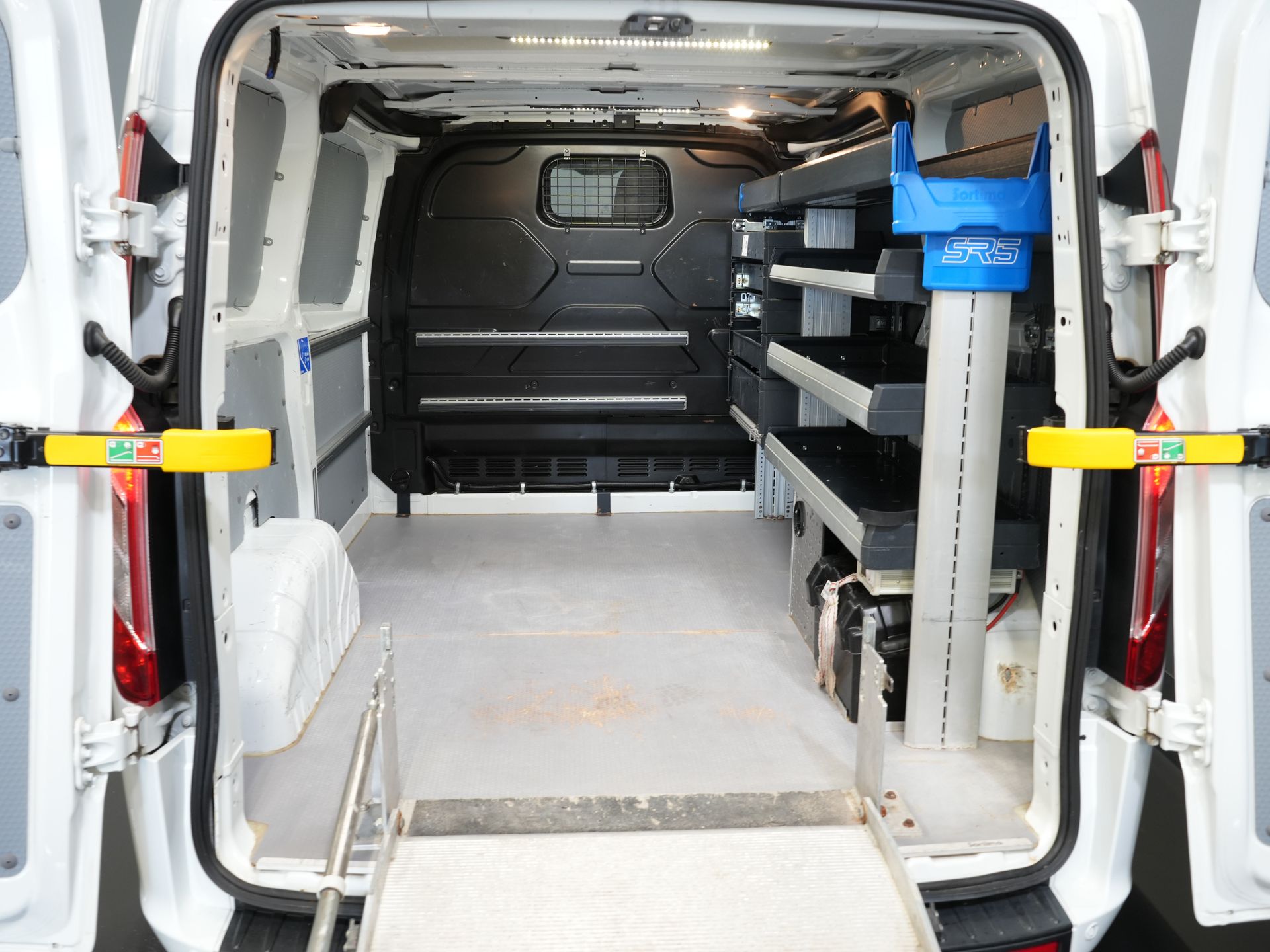 Ford Transit Custom Bestelbus 130 pk Aut. PHEV Trend BPM VRIJ! Plug-In/ Stoelverw./ Sortimo/ Oprijplaat/ Navi/ Carplay/ Camera/ PDC/ Cruise/ Airco
