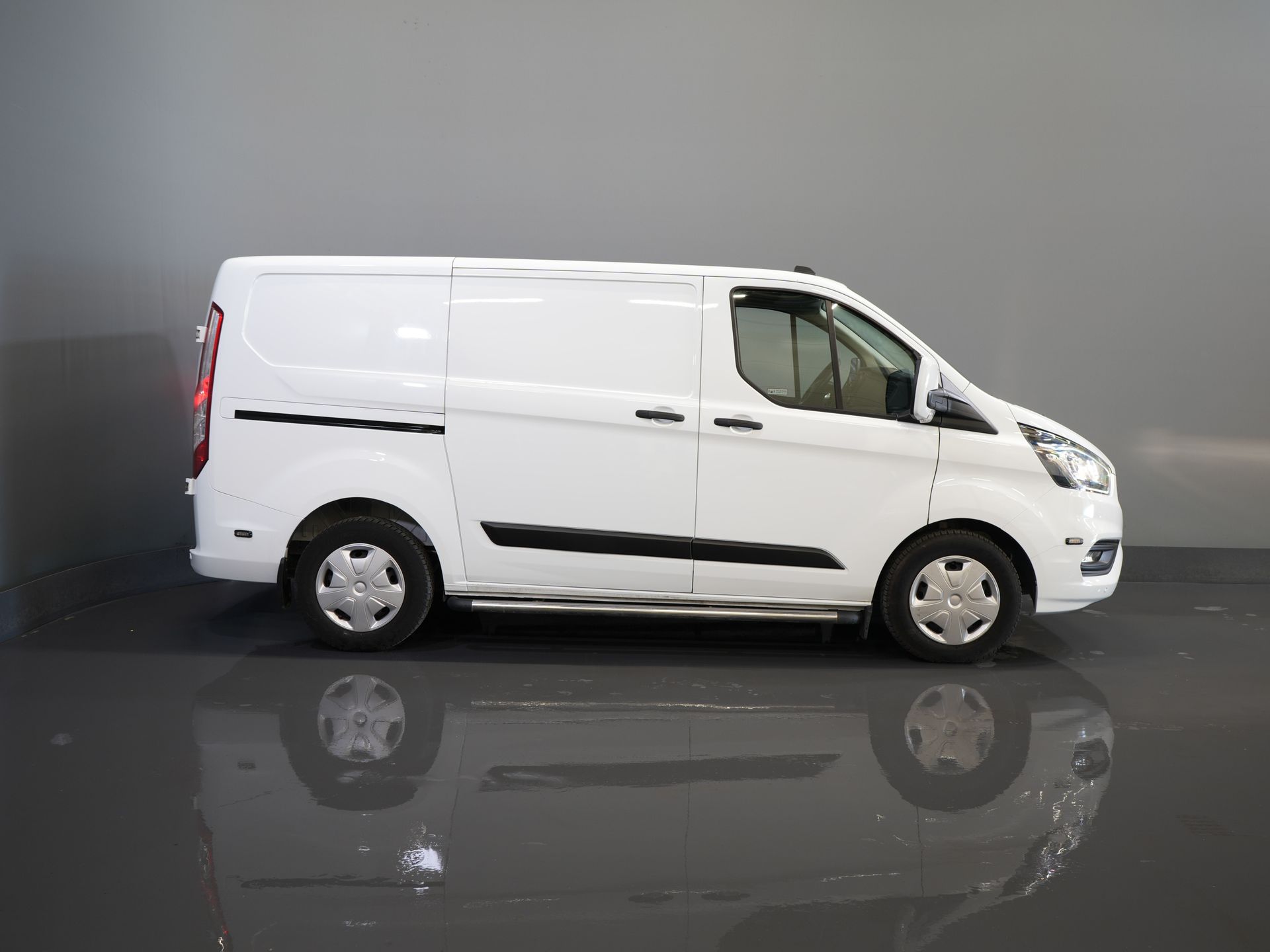 Ford Transit Custom Bestelbus 130 pk Aut. PHEV Trend BPM VRIJ! Plug-In/ Stoelverw./ Sortimo/ Oprijplaat/ Navi/ Carplay/ Camera/ PDC/ Cruise/ Airco