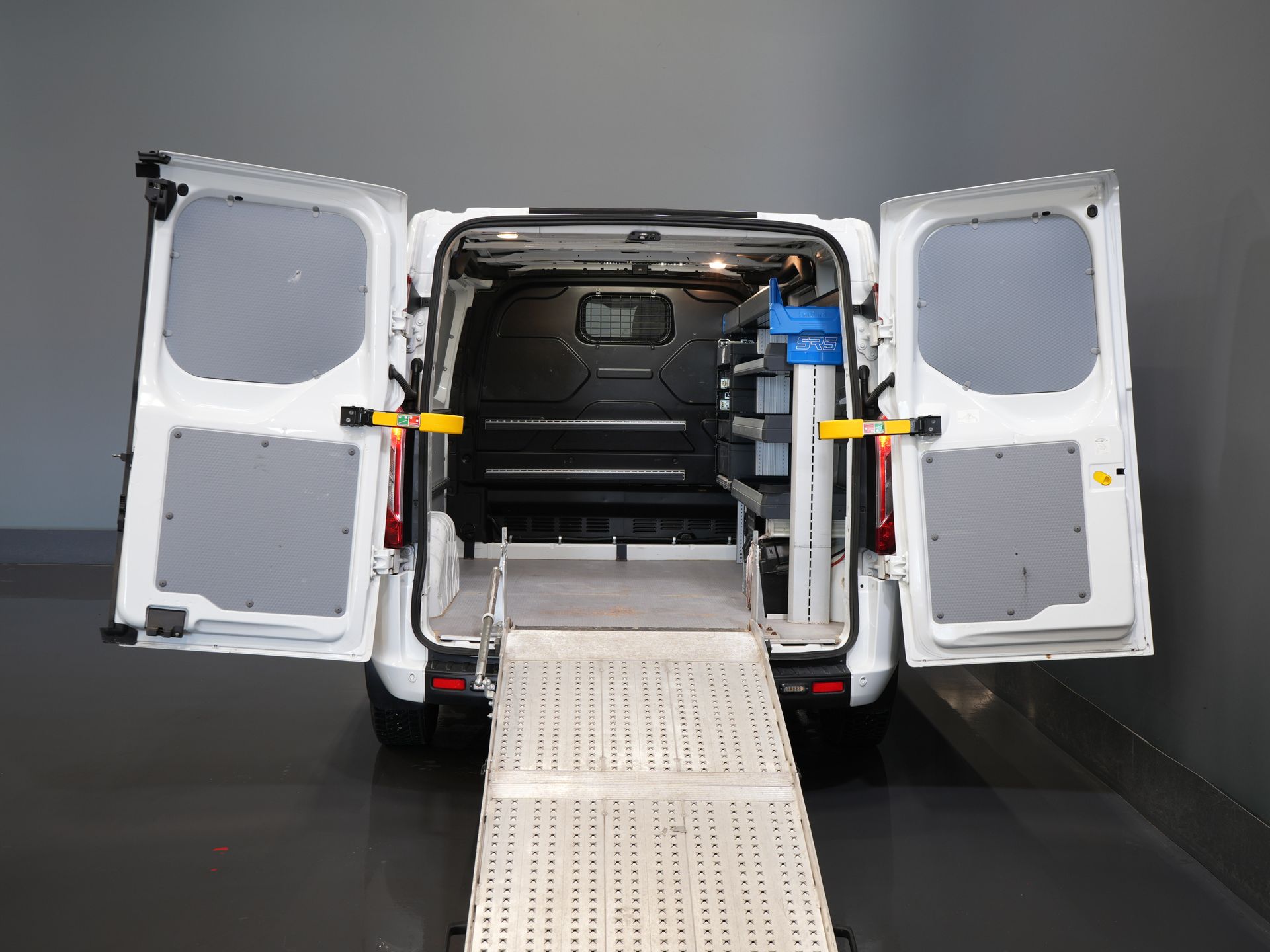 Ford Transit Custom Bestelbus 130 pk Aut. PHEV Trend BPM VRIJ! Plug-In/ Stoelverw./ Sortimo/ Oprijplaat/ Navi/ Carplay/ Camera/ PDC/ Cruise/ Airco