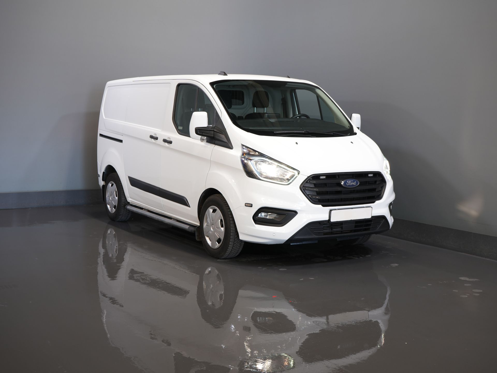 Ford Transit Custom Bestelbus 130 pk Aut. PHEV Trend BPM VRIJ! Plug-In/ Stoelverw./ Sortimo/ Oprijplaat/ Navi/ Carplay/ Camera/ PDC/ Cruise/ Airco