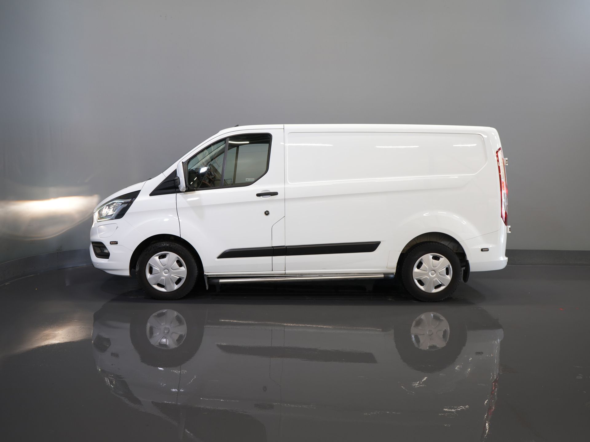 Ford Transit Custom Bestelbus 130 pk Aut. PHEV Trend BPM VRIJ! Plug-In/ Stoelverw./ Sortimo/ Oprijplaat/ Navi/ Carplay/ Camera/ PDC/ Cruise/ Airco