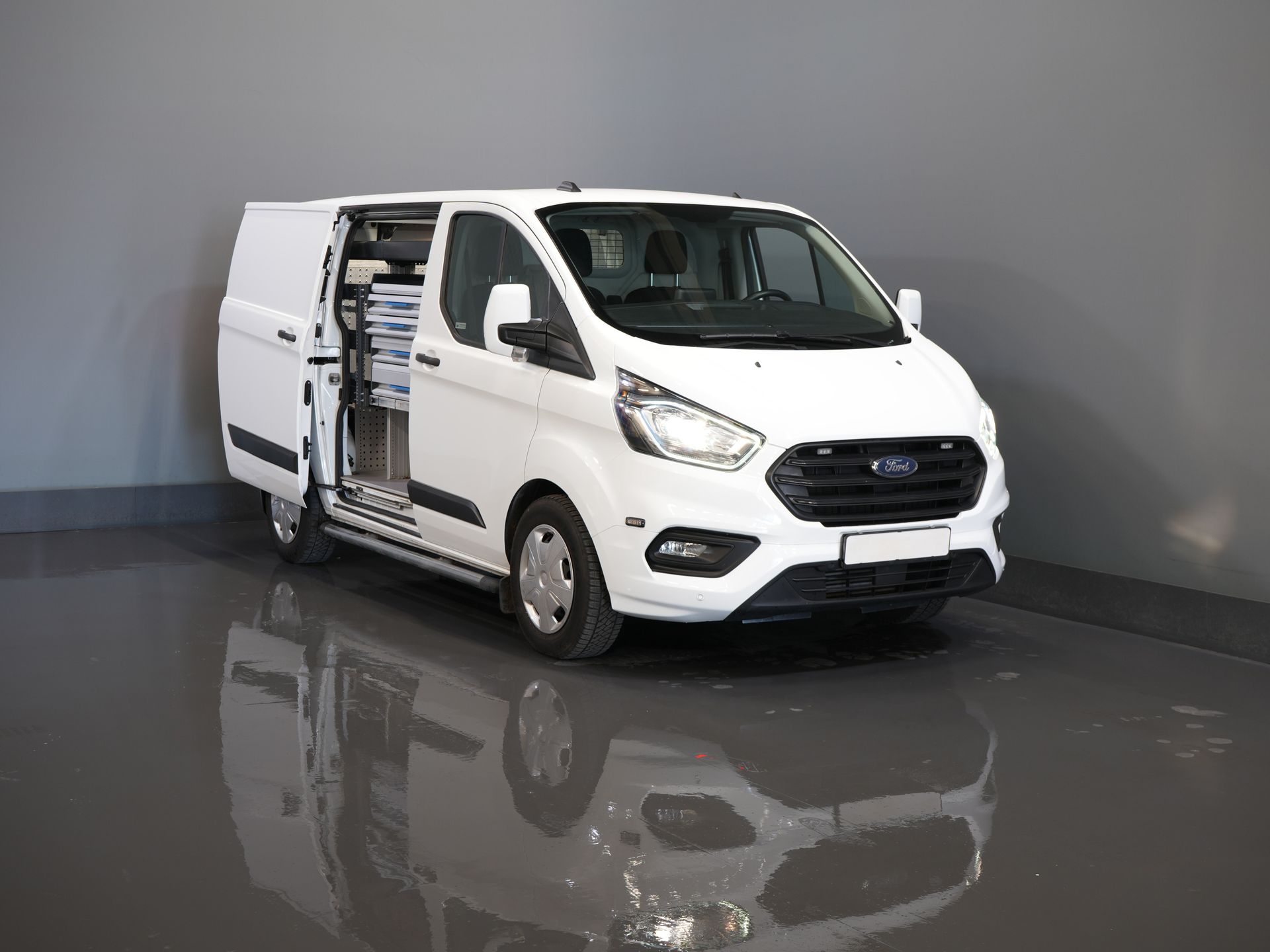 Ford Transit Custom Bestelbus 130 pk Aut. PHEV Trend BPM VRIJ! Plug-In/ Stoelverw./ Sortimo/ Oprijplaat/ Navi/ Carplay/ Camera/ PDC/ Cruise/ Airco