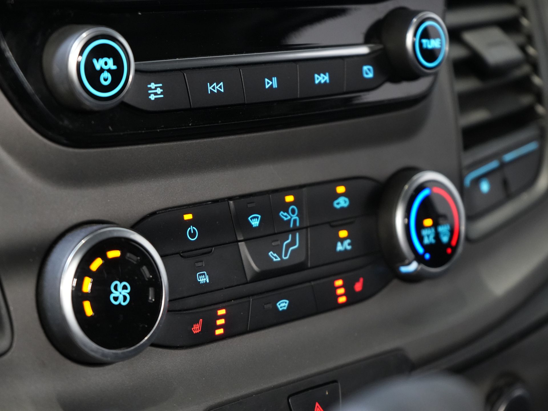 Ford Transit Custom Bestelbus 130 pk Aut. PHEV Trend BPM VRIJ! Plug-In/ Stoelverw./ Sortimo/ Oprijplaat/ Navi/ Carplay/ Camera/ PDC/ Cruise/ Airco