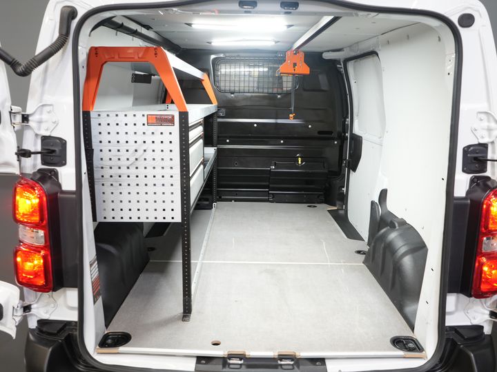 Toyota ProAce Worker Furgoneta 2.0 D-4D 145 CP Aut. L2 Adapt. Cruise/ Echipament/ Încălzitor de parcare/ Cameră/ PDC/ Bare de acoperiș/ Cârlig de remorcare