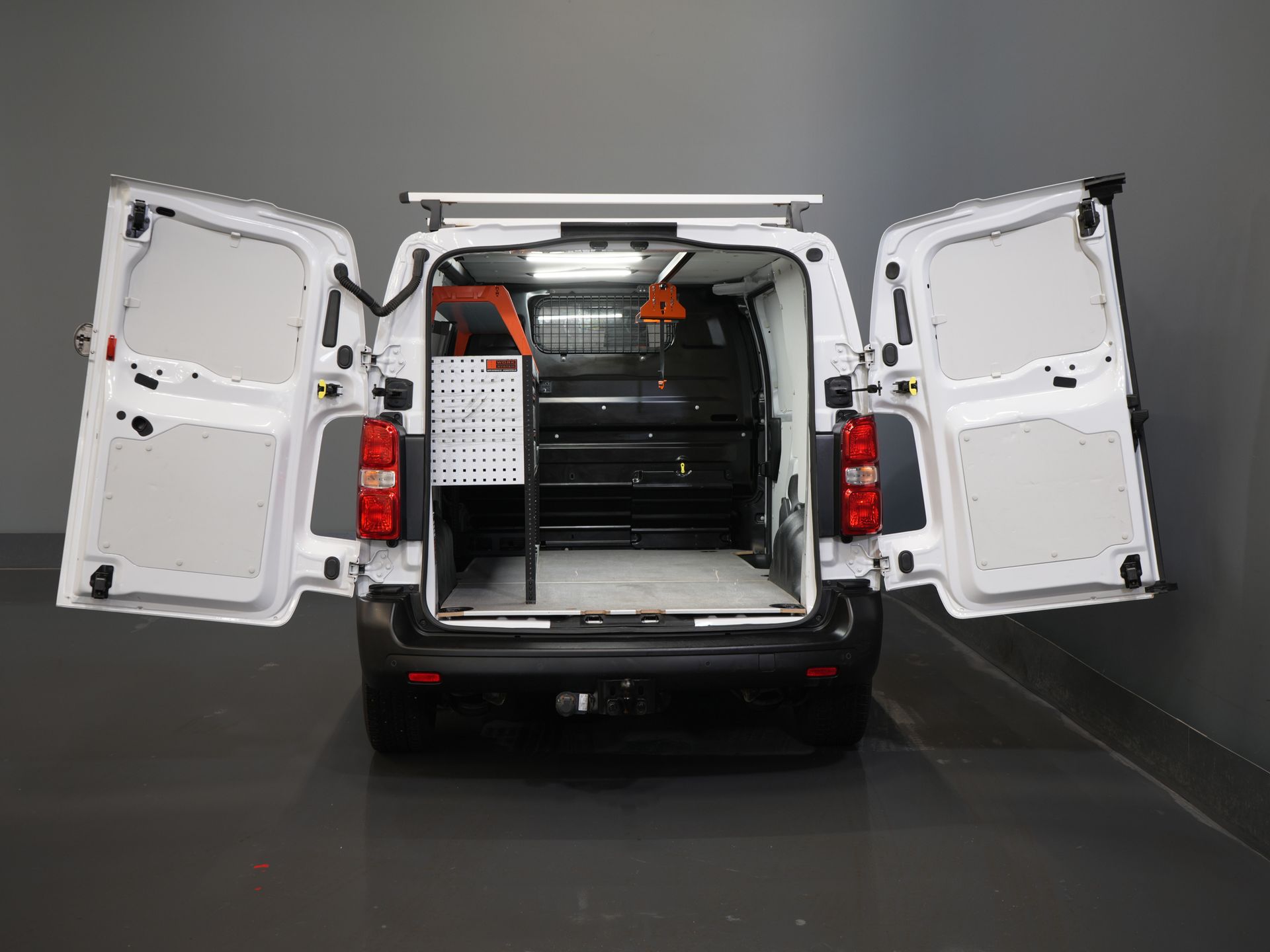 Toyota ProAce Worker Furgoneta 2.0 D-4D 145 CP Aut. L2 Adapt. Cruise/ Echipament/ Încălzitor de parcare/ Cameră/ PDC/ Bare de acoperiș/ Cârlig de remorcare