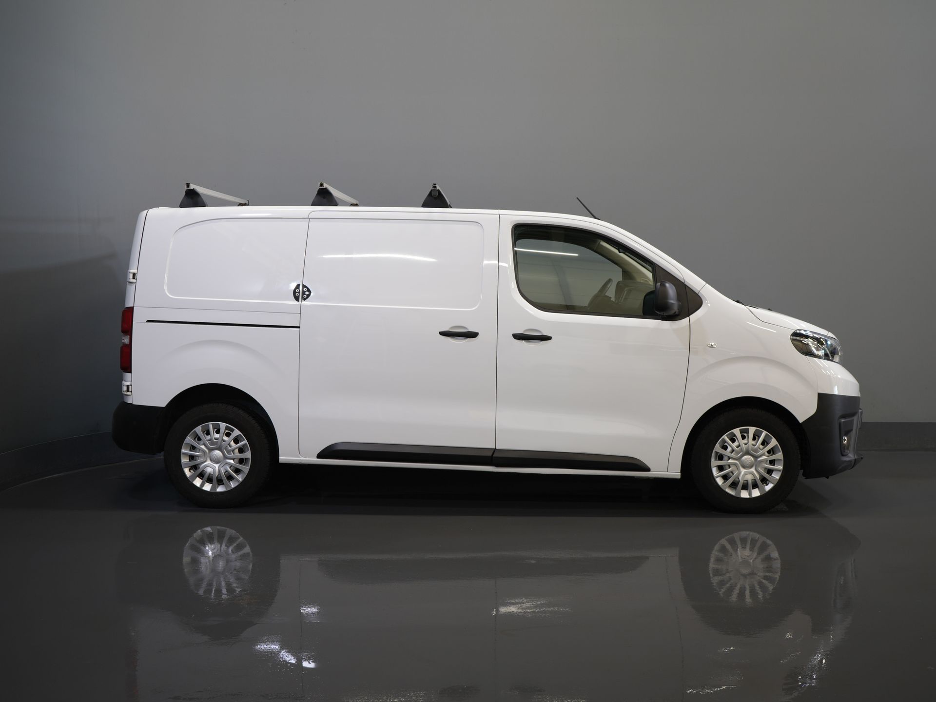 Toyota ProAce Worker Furgoneta 2.0 D-4D 145 CP Aut. L2 Adapt. Cruise/ Echipament/ Încălzitor de parcare/ Cameră/ PDC/ Bare de acoperiș/ Cârlig de remorcare
