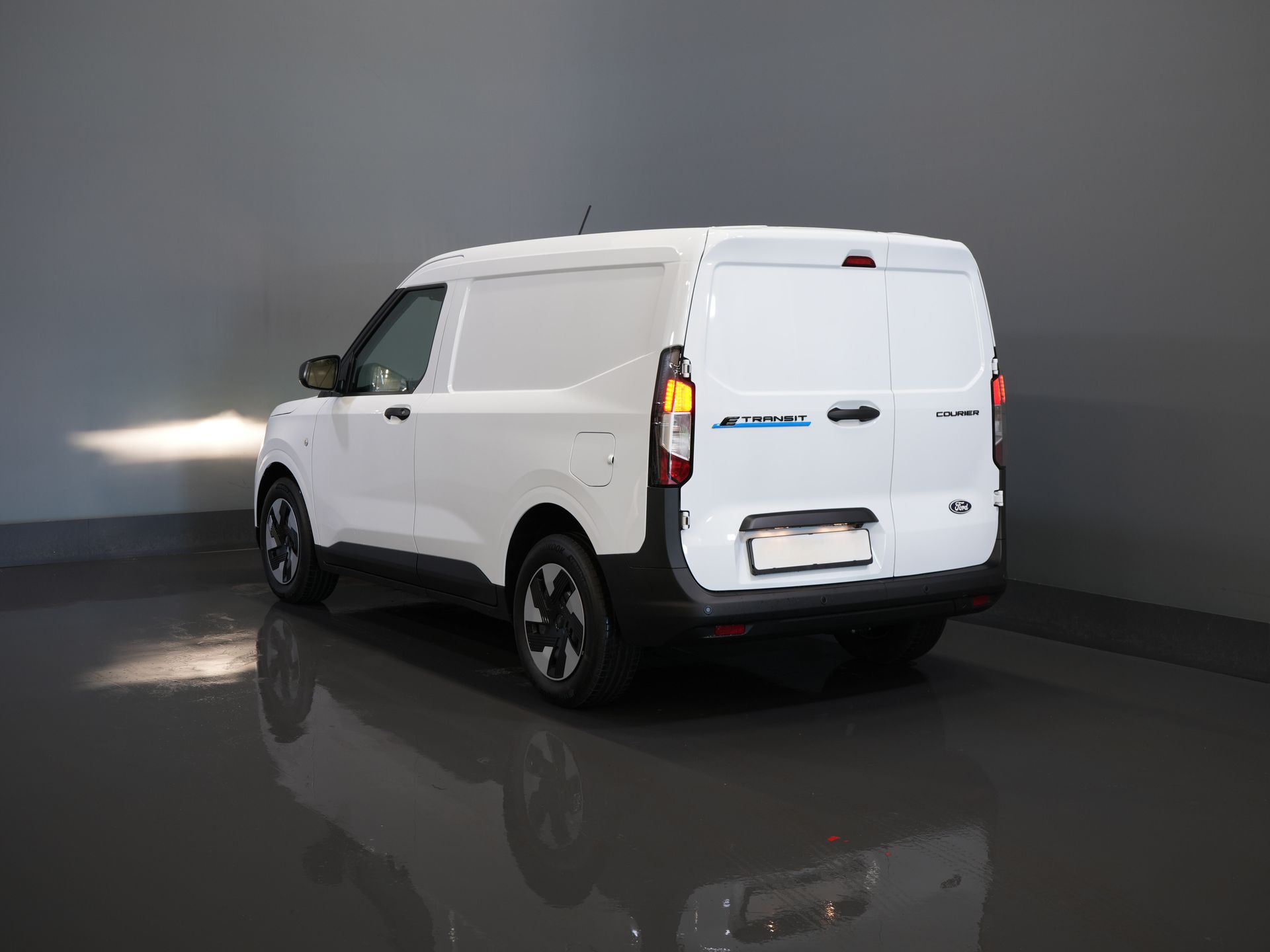 Ford E-Transit Courier Bestelbus 44 kWh 293km WLTP/ Snellader/ Stoelverw./ Stuurverw./ Carplay/ Camera/ PDC/ Climate