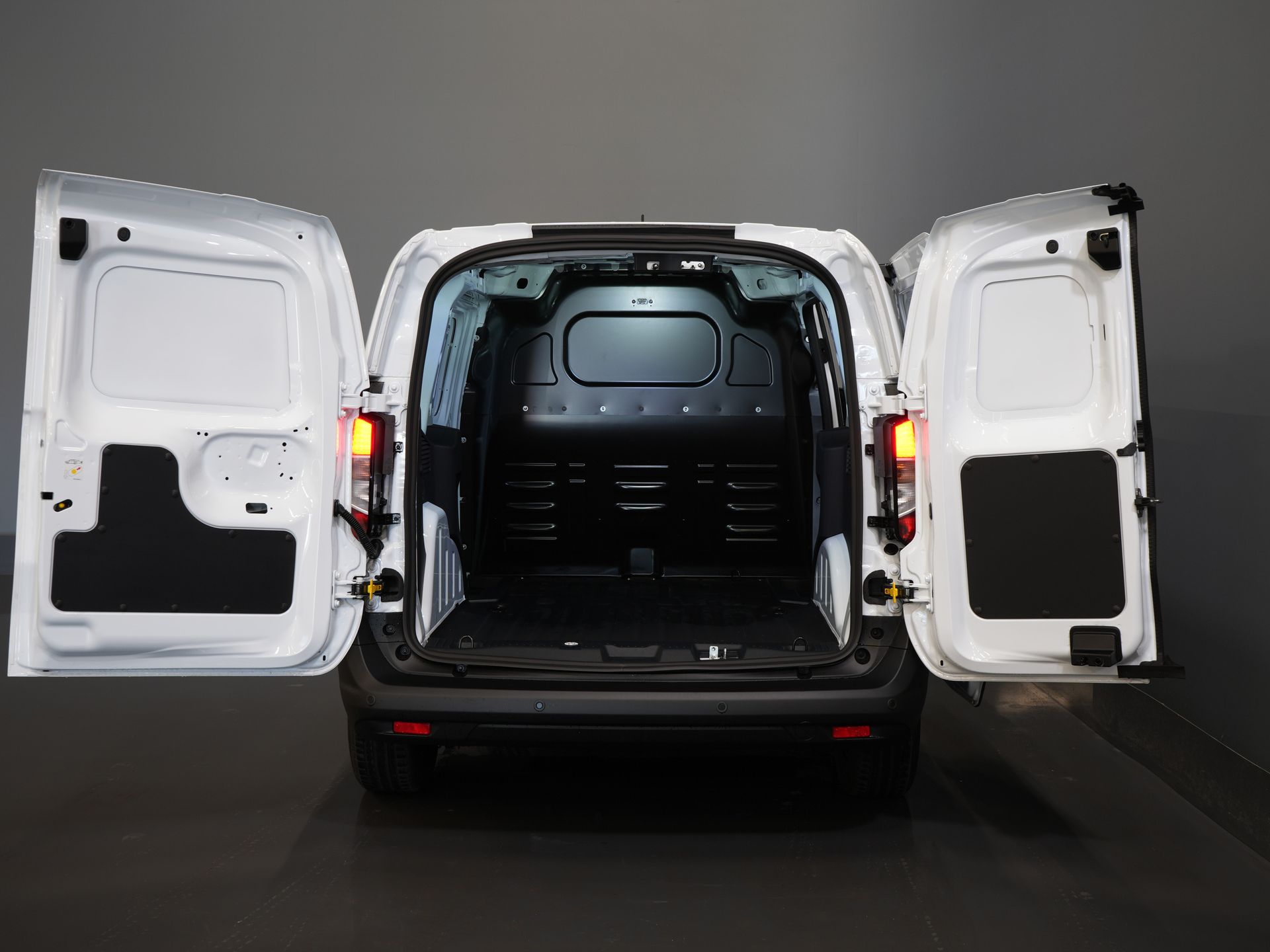 Ford E-Transit Courier Bestelbus 44 kWh 293km WLTP/ Snellader/ Stoelverw./ Stuurverw./ Carplay/ Camera/ PDC/ Climate