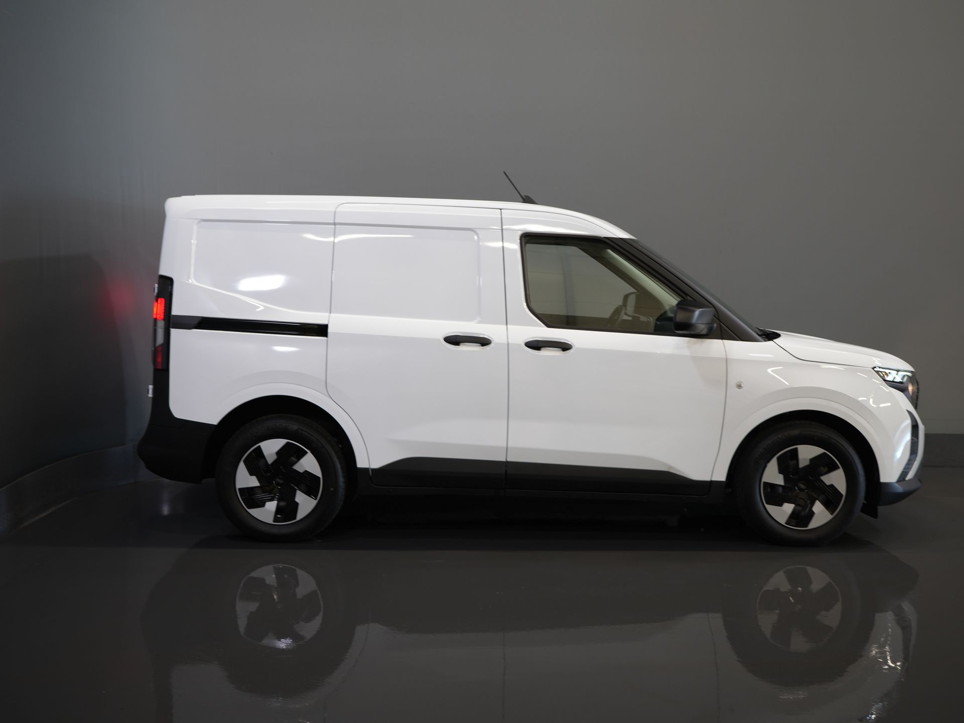 Ford E-Transit Courier Bestelbus 44 kWh 293km WLTP/ Snellader/ Stoelverw./ Stuurverw./ Carplay/ Camera/ PDC/ Climate