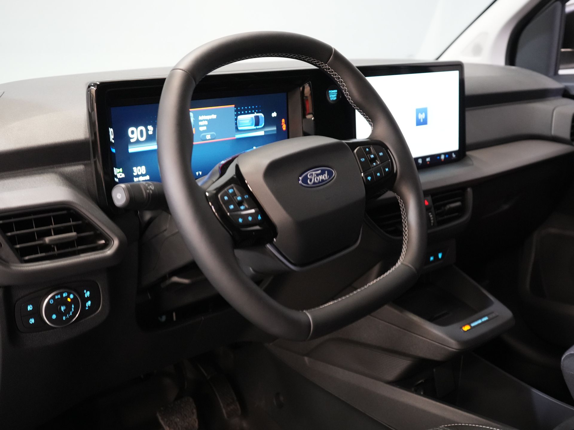 Ford E-Transit Courier Bestelbus 44 kWh 293km WLTP/ Snellader/ Stoelverw./ Stuurverw./ Carplay/ Camera/ PDC/ Climate