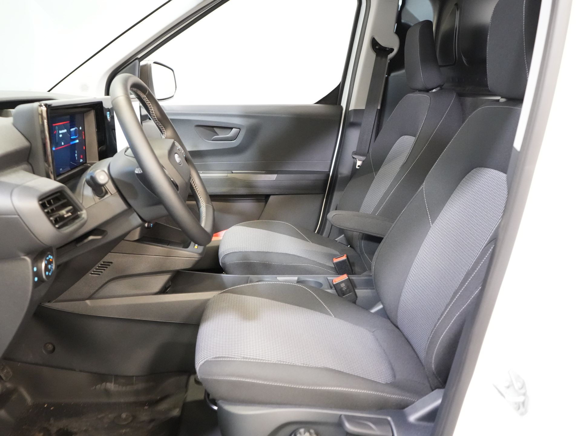 Ford E-Transit Courier Bestelbus 44 kWh 293km WLTP/ Snellader/ Stoelverw./ Stuurverw./ Carplay/ Camera/ PDC/ Climate