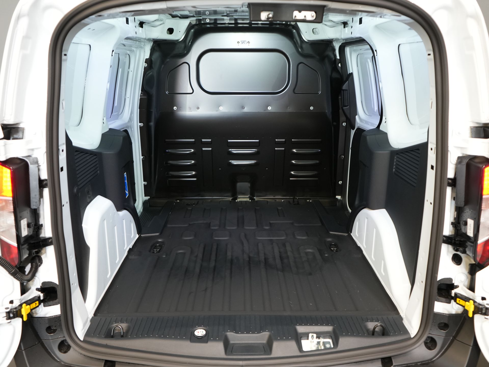 Ford E-Transit Courier Bestelbus 44 kWh 293km WLTP/ Snellader/ Stoelverw./ Stuurverw./ Carplay/ Camera/ PDC/ Climate