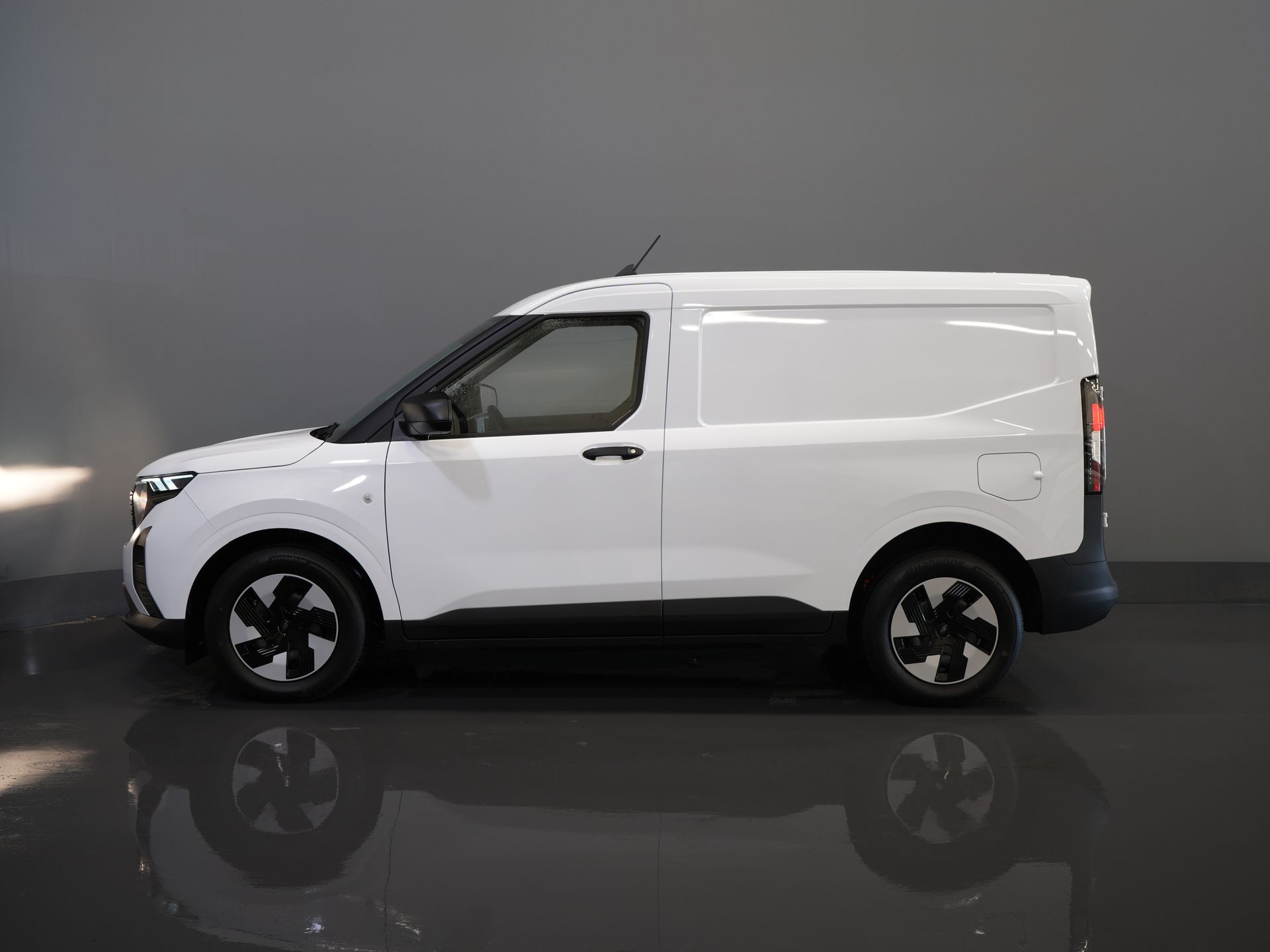 Ford E-Transit Courier Bestelbus 44 kWh 293km WLTP/ Snellader/ Stoelverw./ Stuurverw./ Carplay/ Camera/ PDC/ Climate
