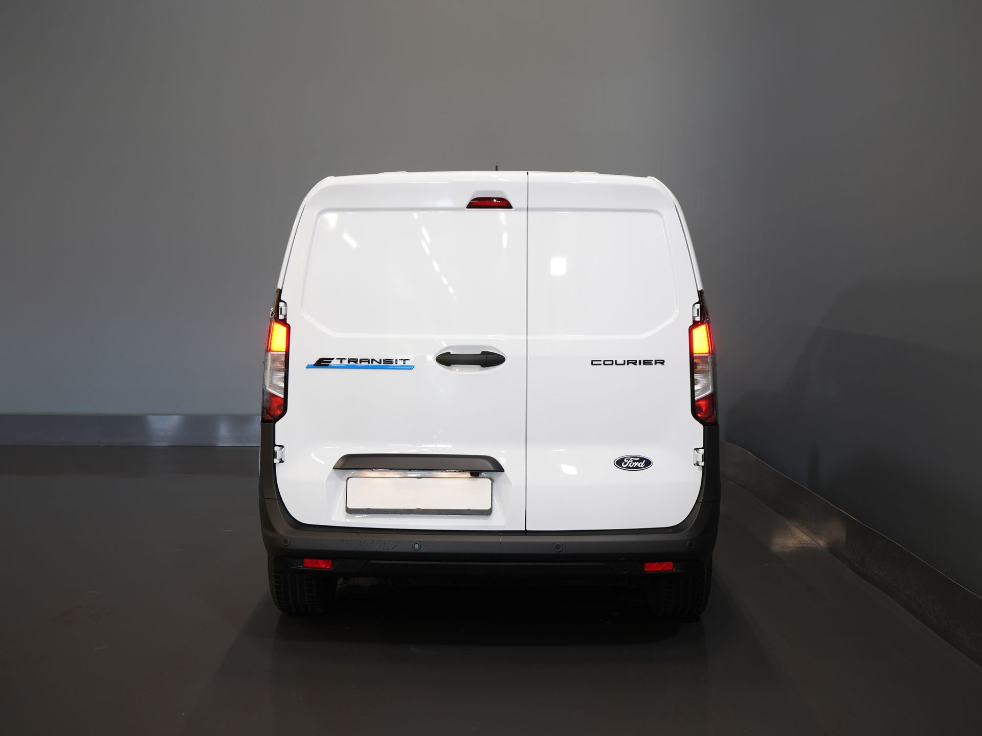 Ford E-Transit Courier Bestelbus 44 kWh 293km WLTP/ Snellader/ Stoelverw./ Stuurverw./ Carplay/ Camera/ PDC/ Climate