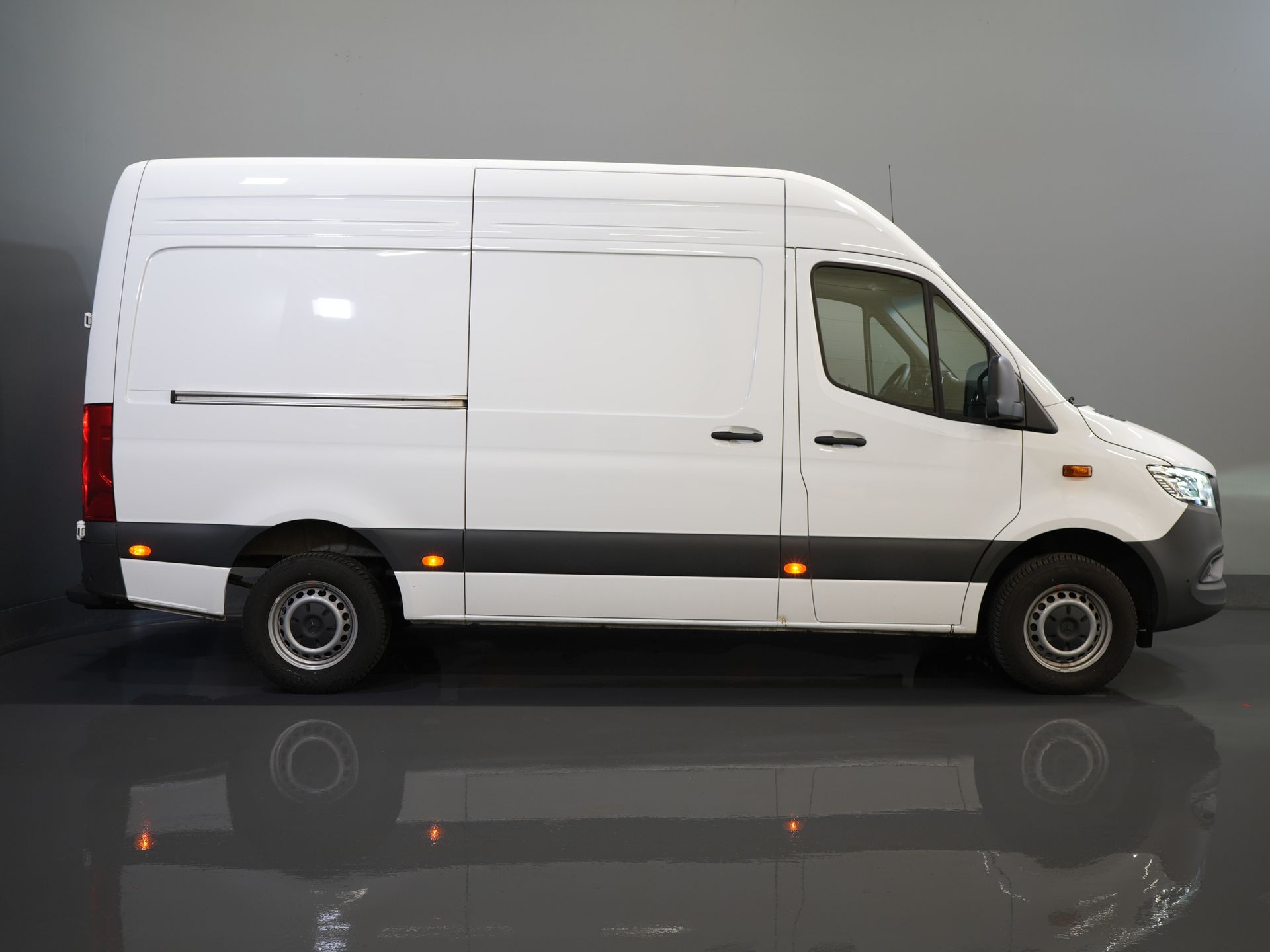 Mercedes-Benz Sprinter Furgoneta 317 CDI Aut. L2H2 BPM ¡GRATIS! LED/ Asiento eléctrico/ 270 Puertas/ Calefacción asientos/ Navi/ Cámara/ PDC/ Cruise/ Airco/ DAB