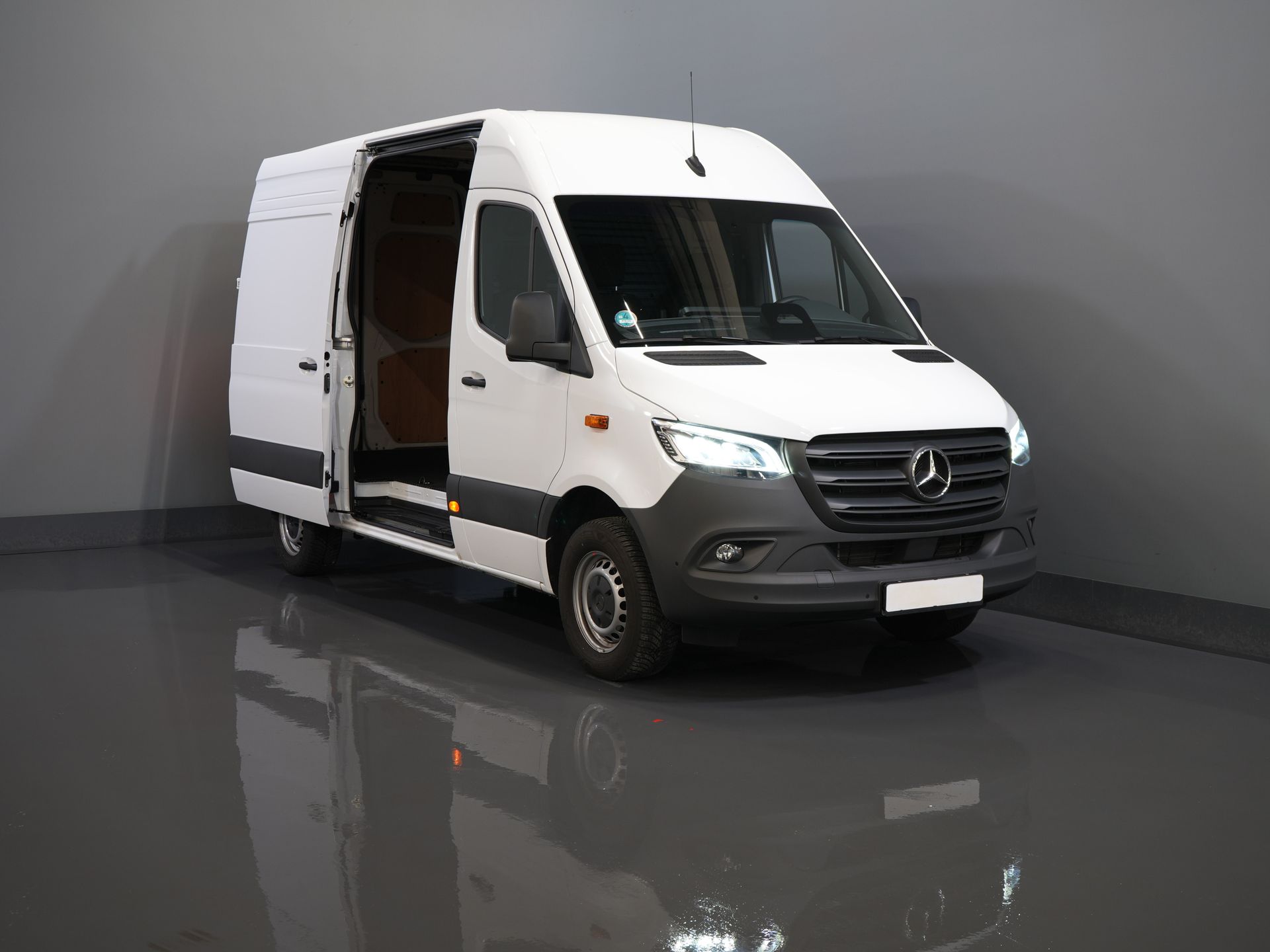 Mercedes-Benz Sprinter Furgoneta 317 CDI Aut. L2H2 BPM ¡GRATIS! LED/ Asiento eléctrico/ 270 Puertas/ Calefacción asientos/ Navi/ Cámara/ PDC/ Cruise/ Airco/ DAB