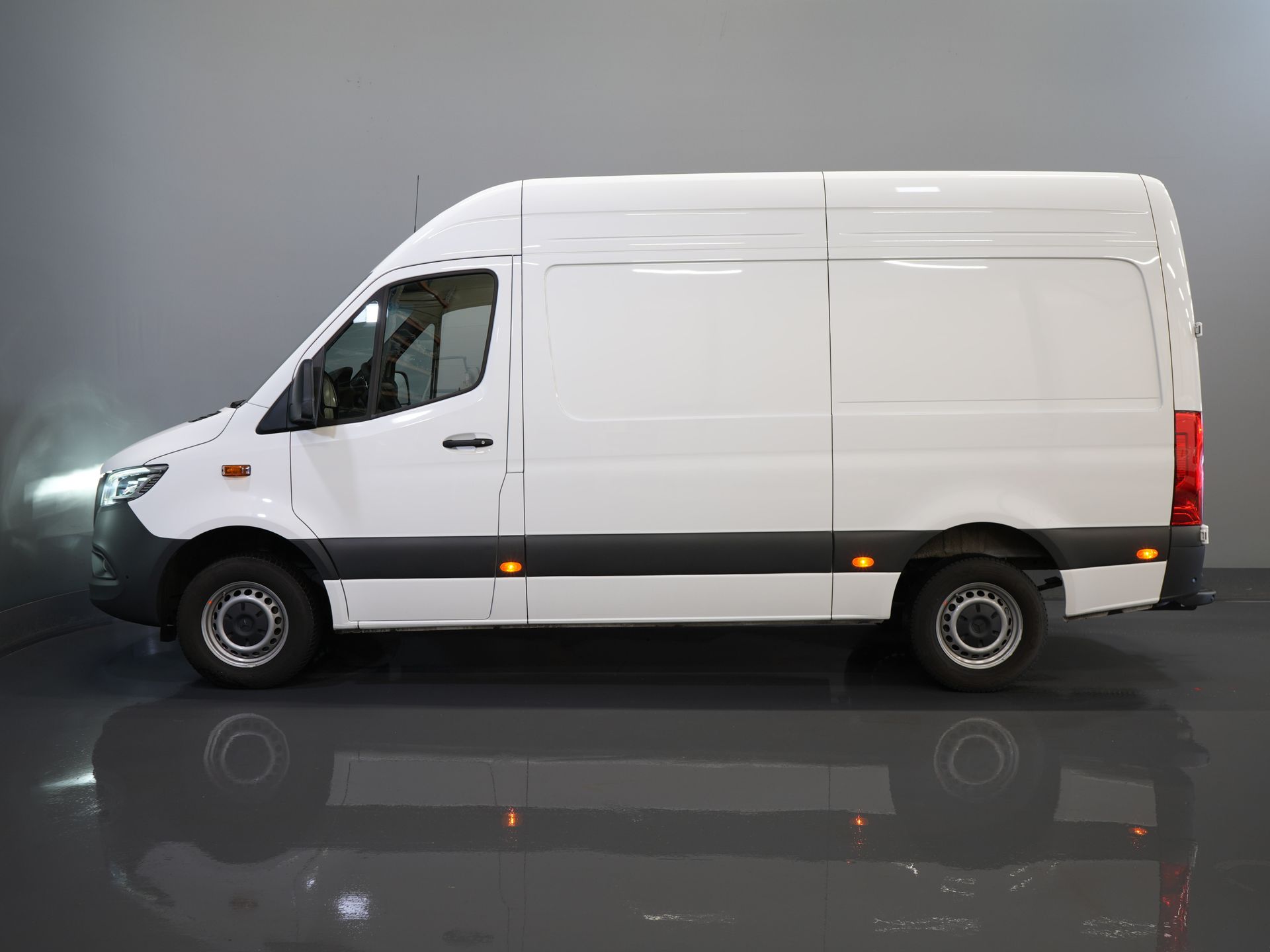 Mercedes-Benz Sprinter Furgoneta 317 CDI Aut. L2H2 BPM ¡GRATIS! LED/ Asiento eléctrico/ 270 Puertas/ Calefacción asientos/ Navi/ Cámara/ PDC/ Cruise/ Airco/ DAB