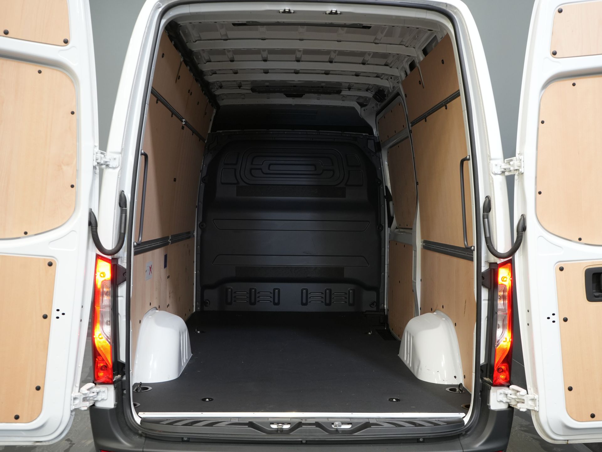 Mercedes-Benz Sprinter Furgoneta 317 CDI Aut. L2H2 BPM ¡GRATIS! LED/ Asiento eléctrico/ 270 Puertas/ Calefacción asientos/ Navi/ Cámara/ PDC/ Cruise/ Airco/ DAB