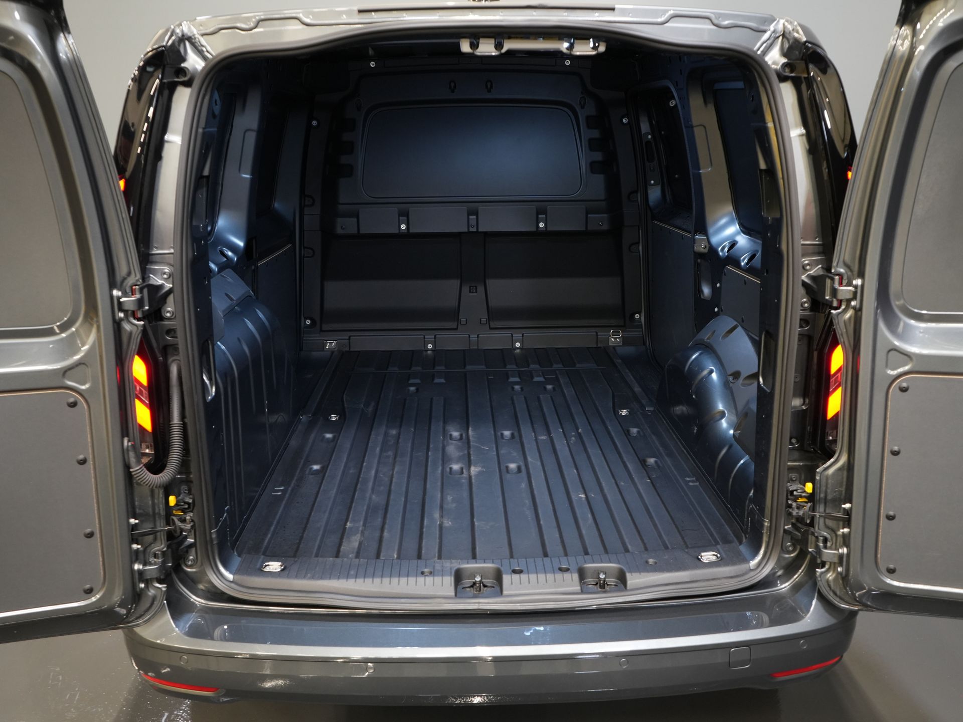 Ford Transit Connect Bestelbus 2.0 125 pk DSG Aut. L2 Limited BPM VRIJ! Adapt.Cruise/ LED/ Virtual Cockpit/ Stoelverw./ Carplay/ Stuurverw./ Navi/ Camera/ PDC/