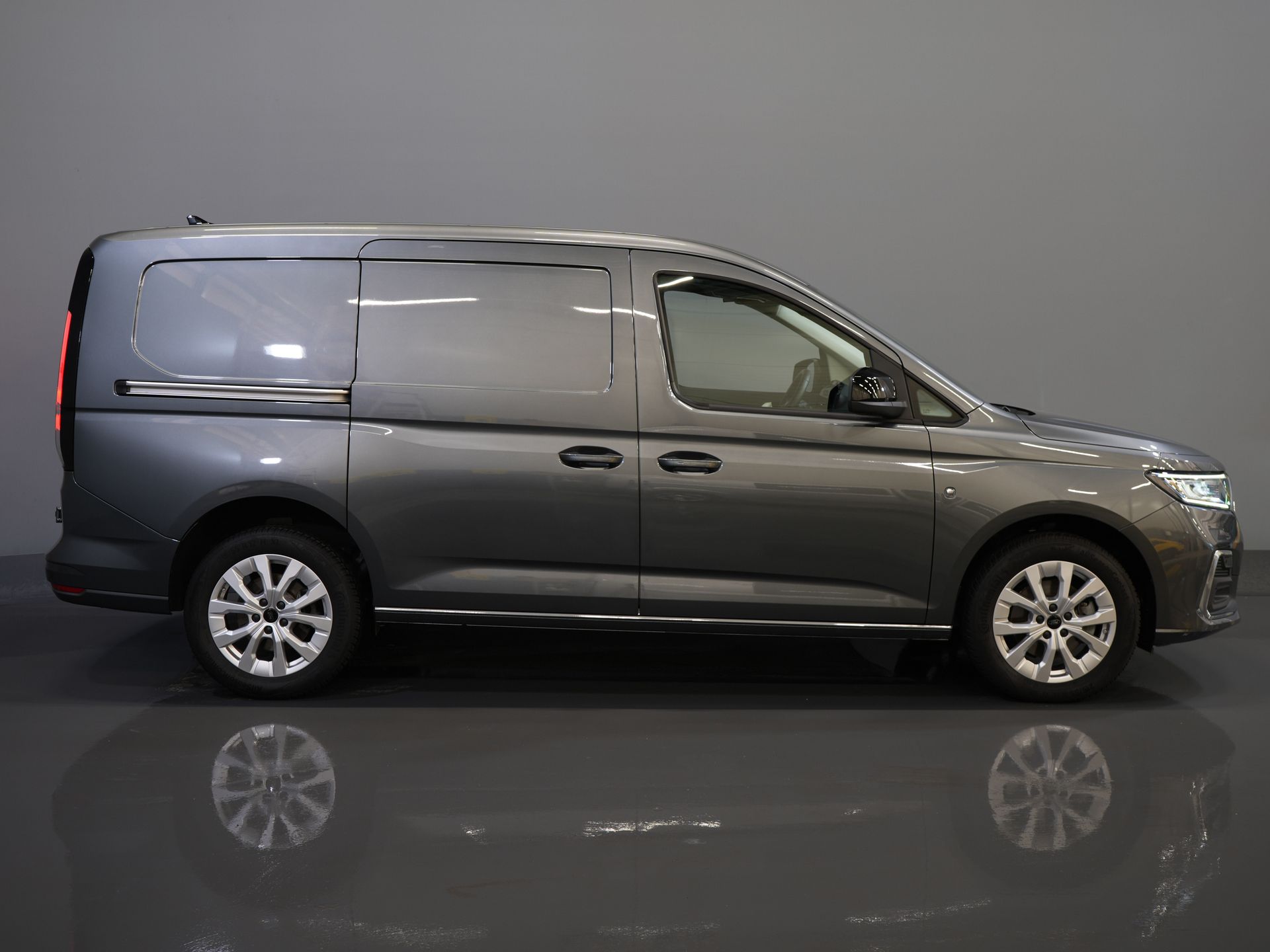 Ford Transit Connect Bestelbus 2.0 125 pk DSG Aut. L2 Limited BPM VRIJ! Adapt.Cruise/ LED/ Virtual Cockpit/ Stoelverw./ Carplay/ Stuurverw./ Navi/ Camera/ PDC/