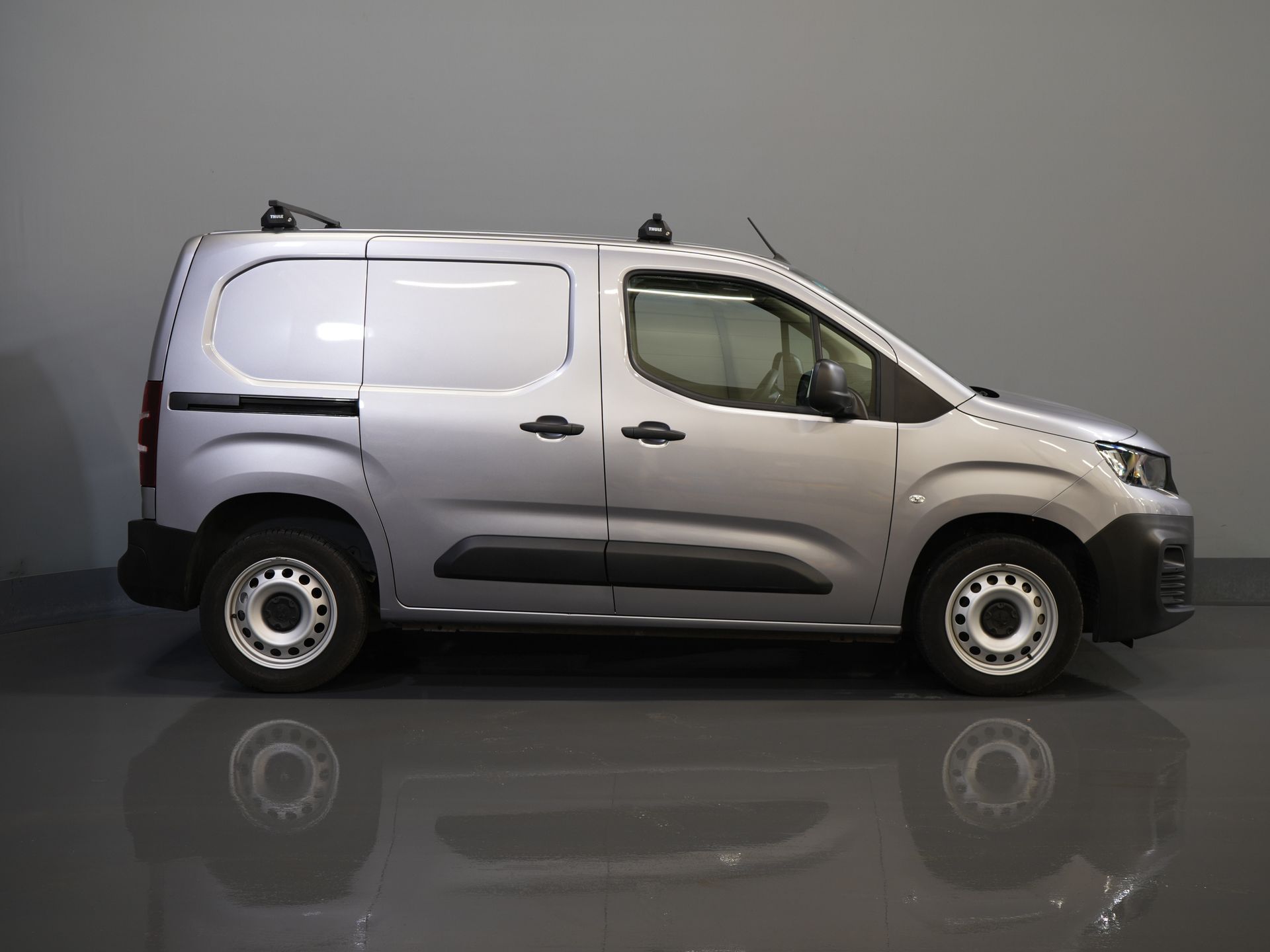 Peugeot Partner Bestelbus 1.5 HDi 130 pk Aut. BPM VRIJ! NL Auto/ Stoelverw./ Navi/ Carplay/ Cruise/ Airco