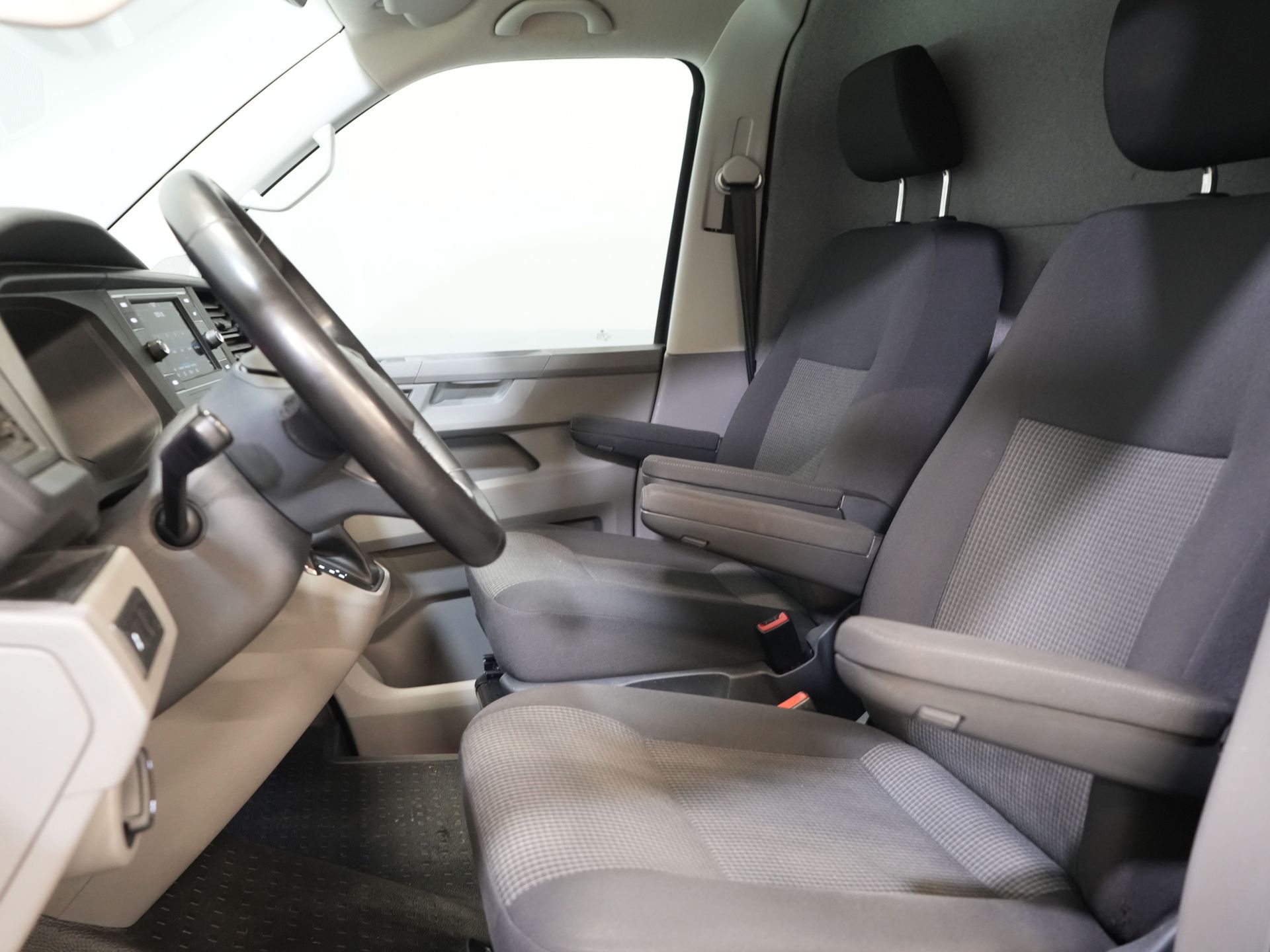 Volkswagen Transporter Van 2.0 TDI 150 к.с. DSG Aut. L2 BPM БЕЗКОШТОВНО! LED/ Підігрів підставки/ Підігрів сидінь/ Carplay/ Камера/ PDC/ LMV/ Круїз/ Airco