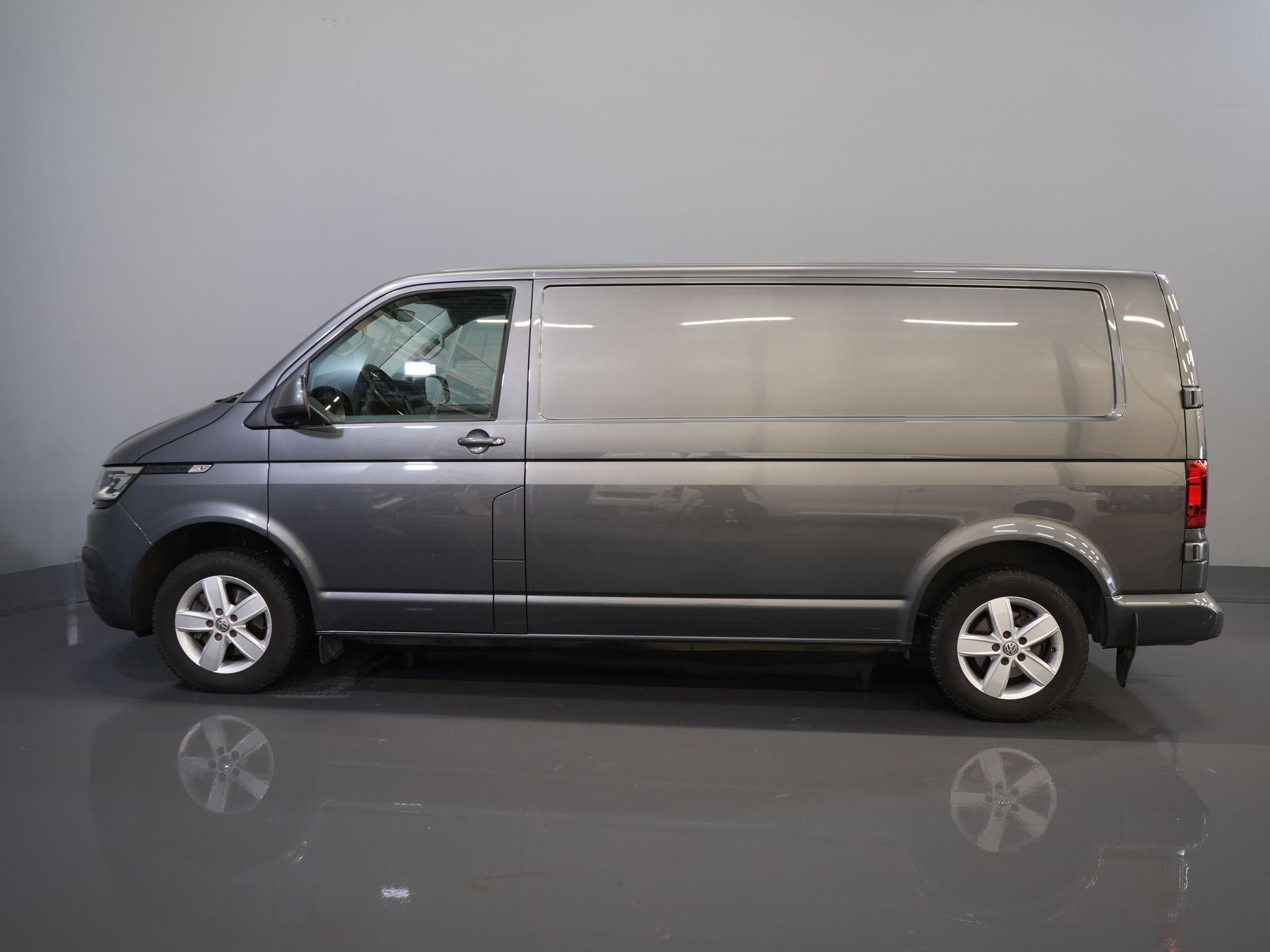 Volkswagen Transporter Van 2.0 TDI 150 KM DSG Aut. L2 BPM GRATIS! LED/ Ogrzewanie postojowe/ Ogrzewanie siedzeń/ Carplay/ Kamera/ PDC/ LMV/ Cruise/ Airco