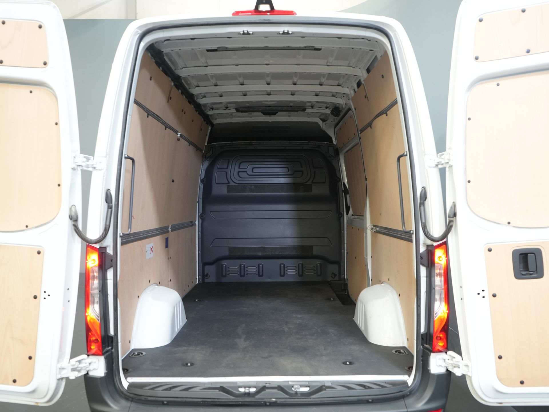 Mercedes-Benz Sprinter Bestelbus 317 CDI Aut. L2H2 3.5t Trekverm./ LED/ Gev. Stoel/ 270 Gr.Deuren/ Stoelverw./ Airco/ Navi/ Camera/ Cruise/ PDC/ DAB