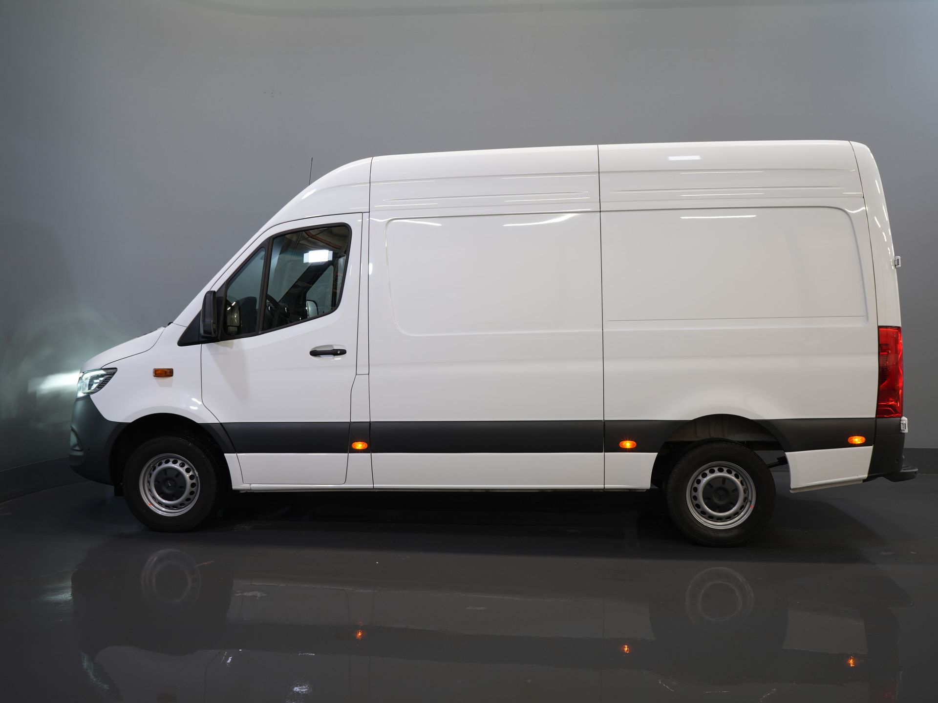 Mercedes-Benz Sprinter Bestelbus 317 CDI Aut. L2H2 3.5t Trekverm./ LED/ Gev. Stoel/ 270 Gr.Deuren/ Stoelverw./ Airco/ Navi/ Camera/ Cruise/ PDC/ DAB