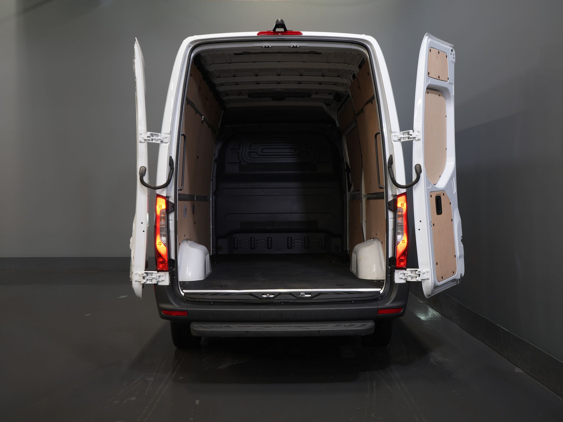 Mercedes-Benz Sprinter Bestelbus 317 CDI Aut. L2H2 3.5t Trekverm./ LED/ Gev. Stoel/ 270 Gr.Deuren/ Stoelverw./ Airco/ Navi/ Camera/ Cruise/ PDC/ DAB