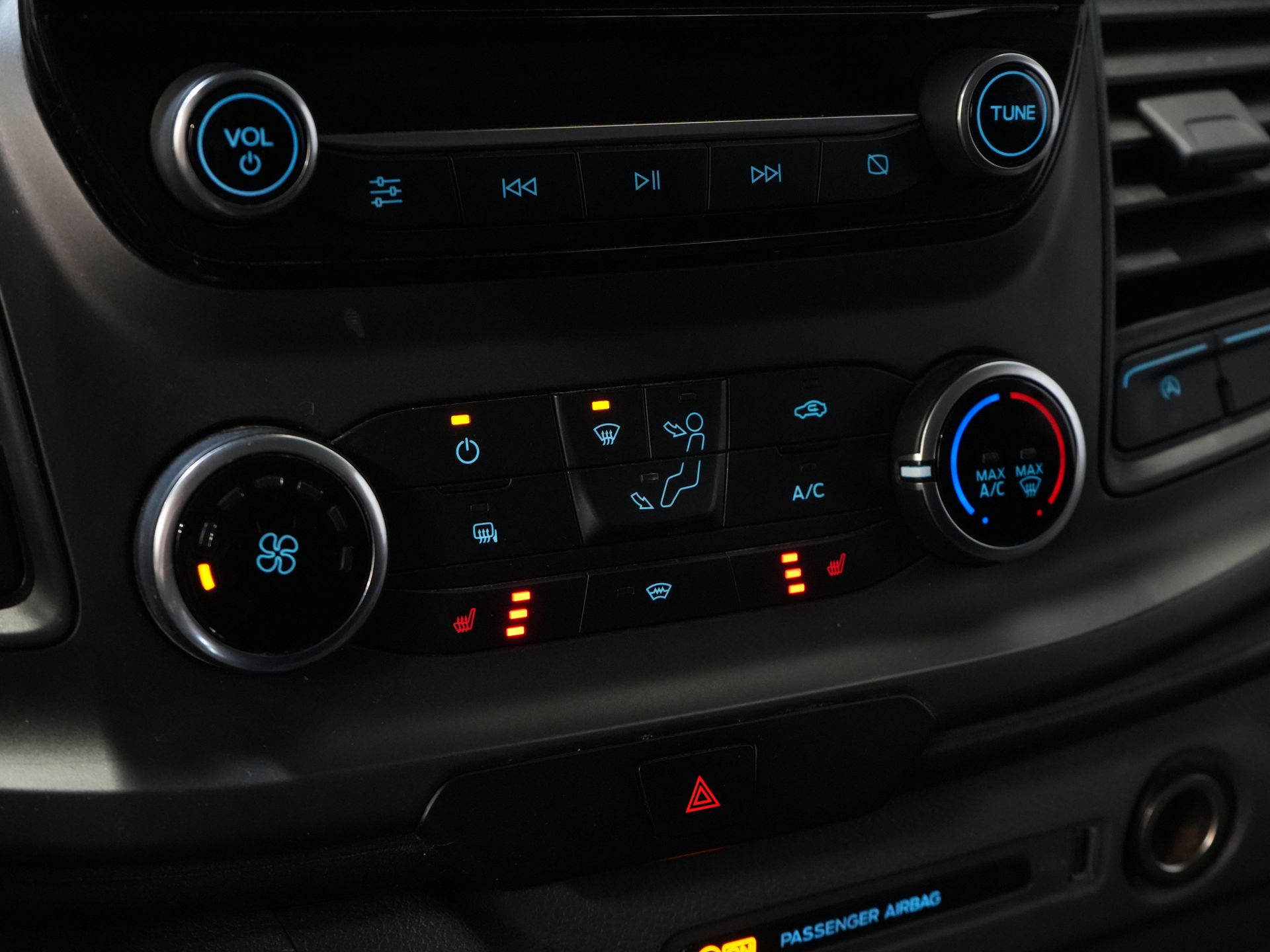 Ford Transit Custom Van 2.0 TDCI 130 CV L2 Carplay/ 2.8t Towingverm./ Seatverw./ Airco/ Navi/ Camera/ Cruise/ PDC