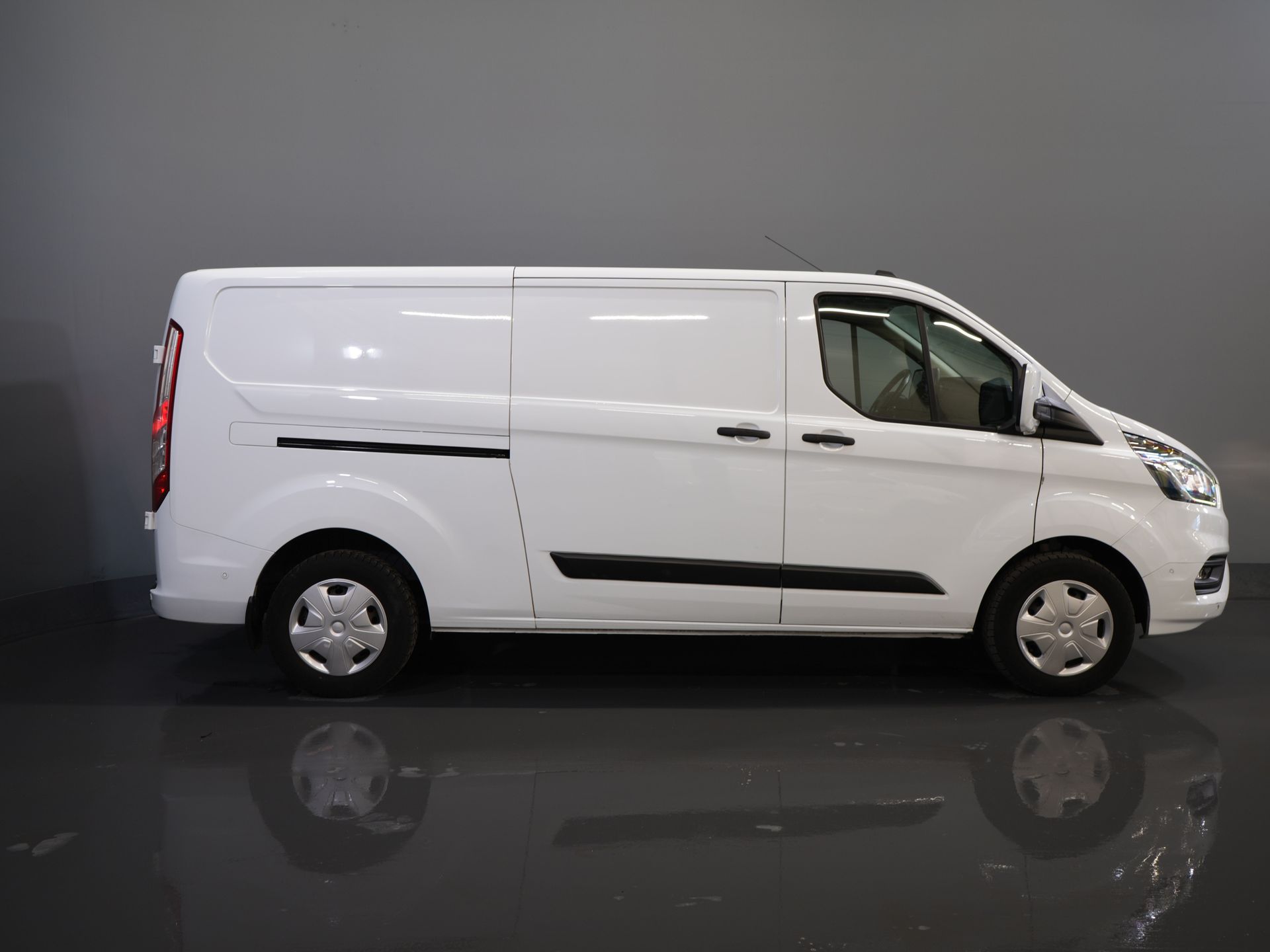 Ford Transit Custom Van 2.0 TDCI 130 CV L2 Carplay/ 2.8t Towingverm./ Seatverw./ Airco/ Navi/ Camera/ Cruise/ PDC