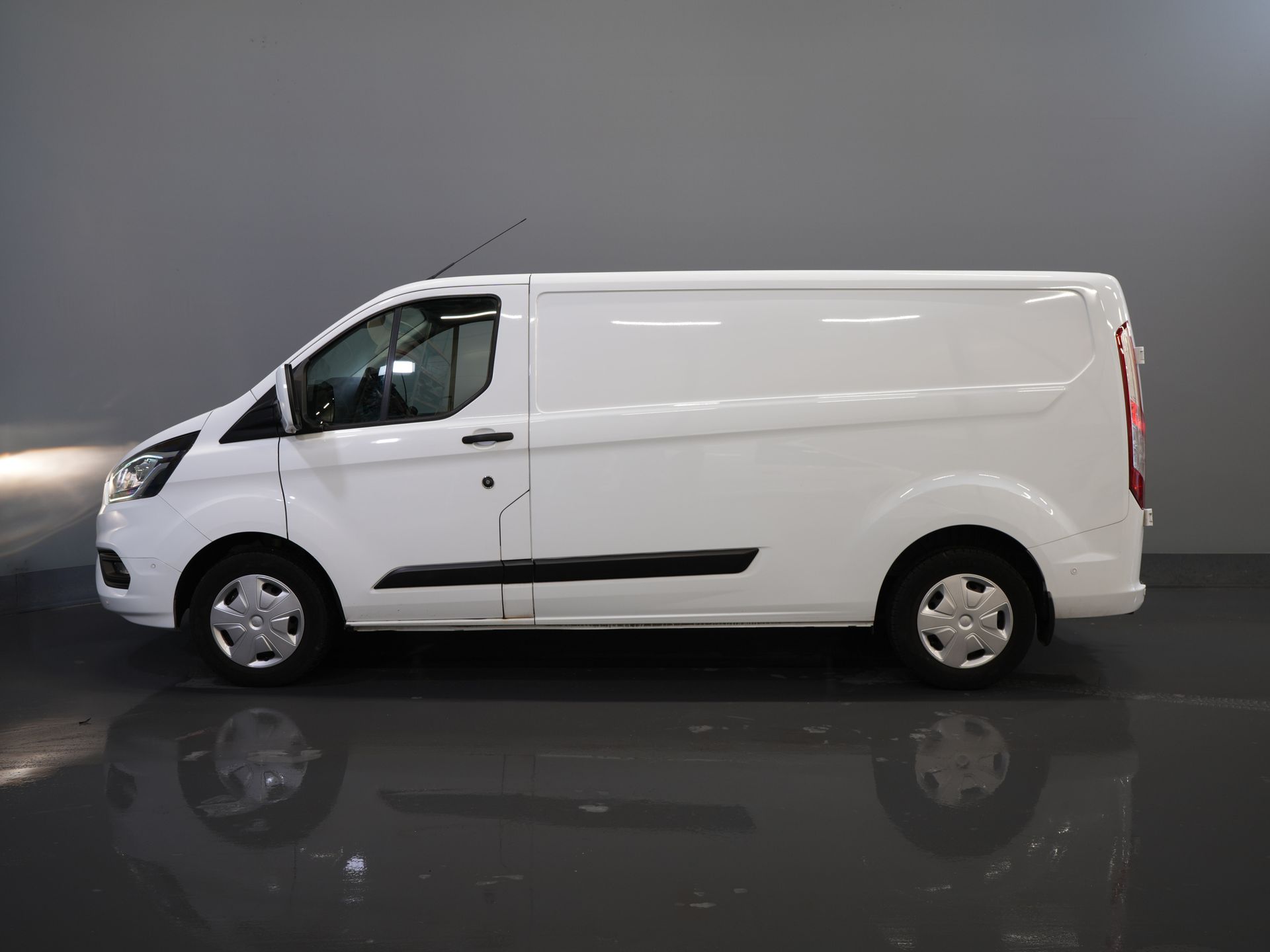 Ford Transit Custom Van 2.0 TDCI 130 CV L2 Carplay/ 2.8t Towingverm./ Seatverw./ Airco/ Navi/ Camera/ Cruise/ PDC