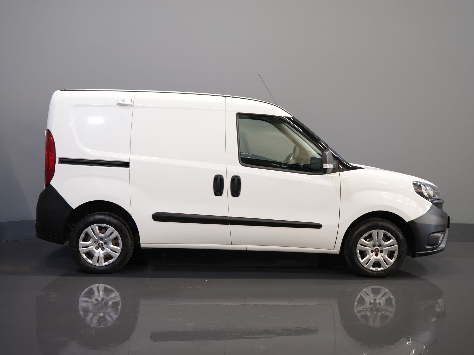 Fiat Dobló Cargo Bestelbus 1.3 MJ BPM VRIJ! 7x Voorraad NL Auto/ Airco/ Bluetooth/ Betimmering