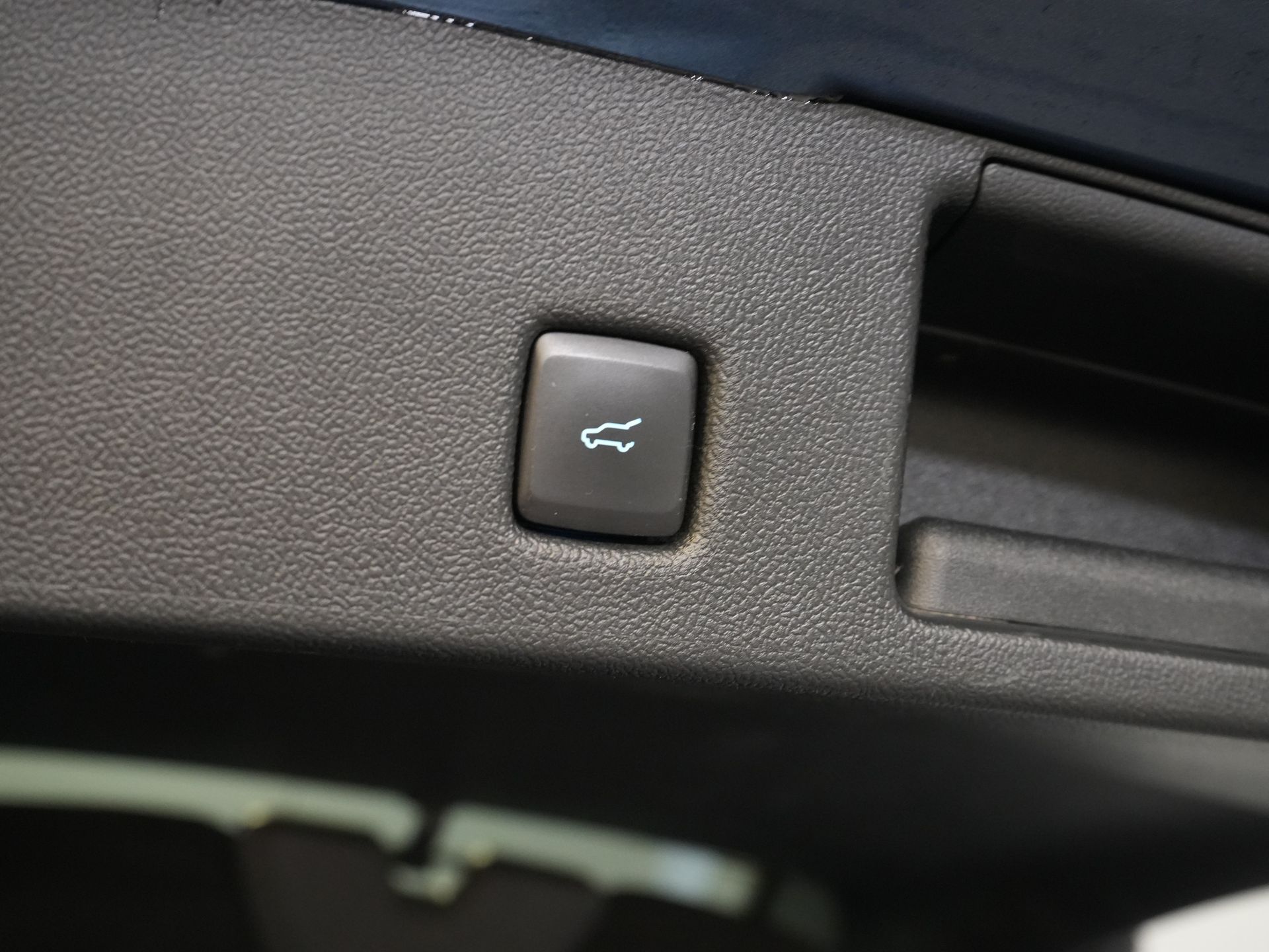 Ford Kuga SUV 2.5 PHEV 225 pk ST-Line LED/ Head-Up/ Adapt.cruise/ Standkachel/ Keyless/ Elek.klep/ Stoelverw/ Stuurverw./ Carplay/ Navi/ Clima