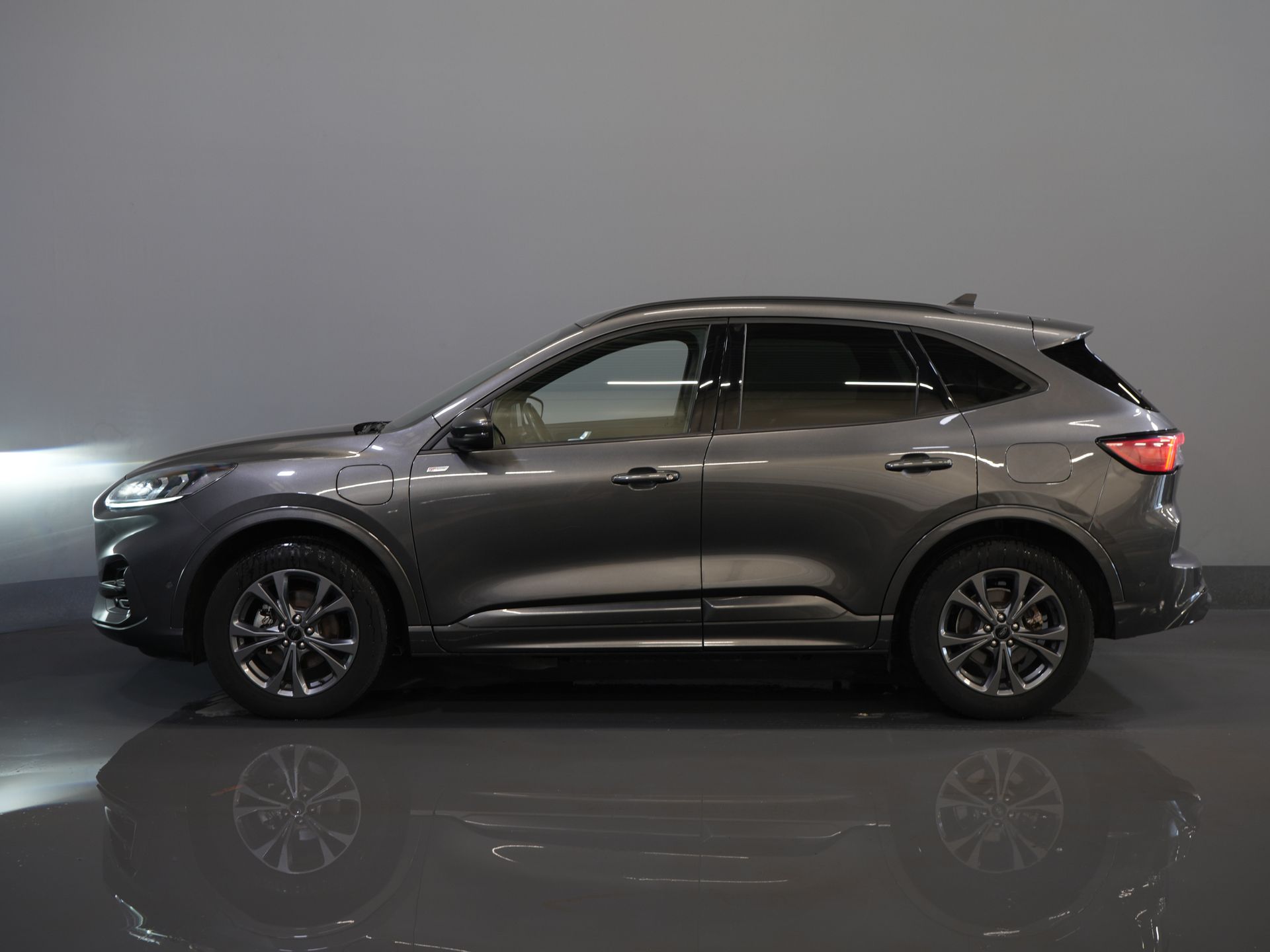 Ford Kuga SUV 2.5 PHEV 225 pk ST-Line LED/ Head-Up/ Adapt.cruise/ Keyless/ Elek.klep/ Stoelverw/ Stuurverw./ Carplay/ Navi/ Climate/ PDC