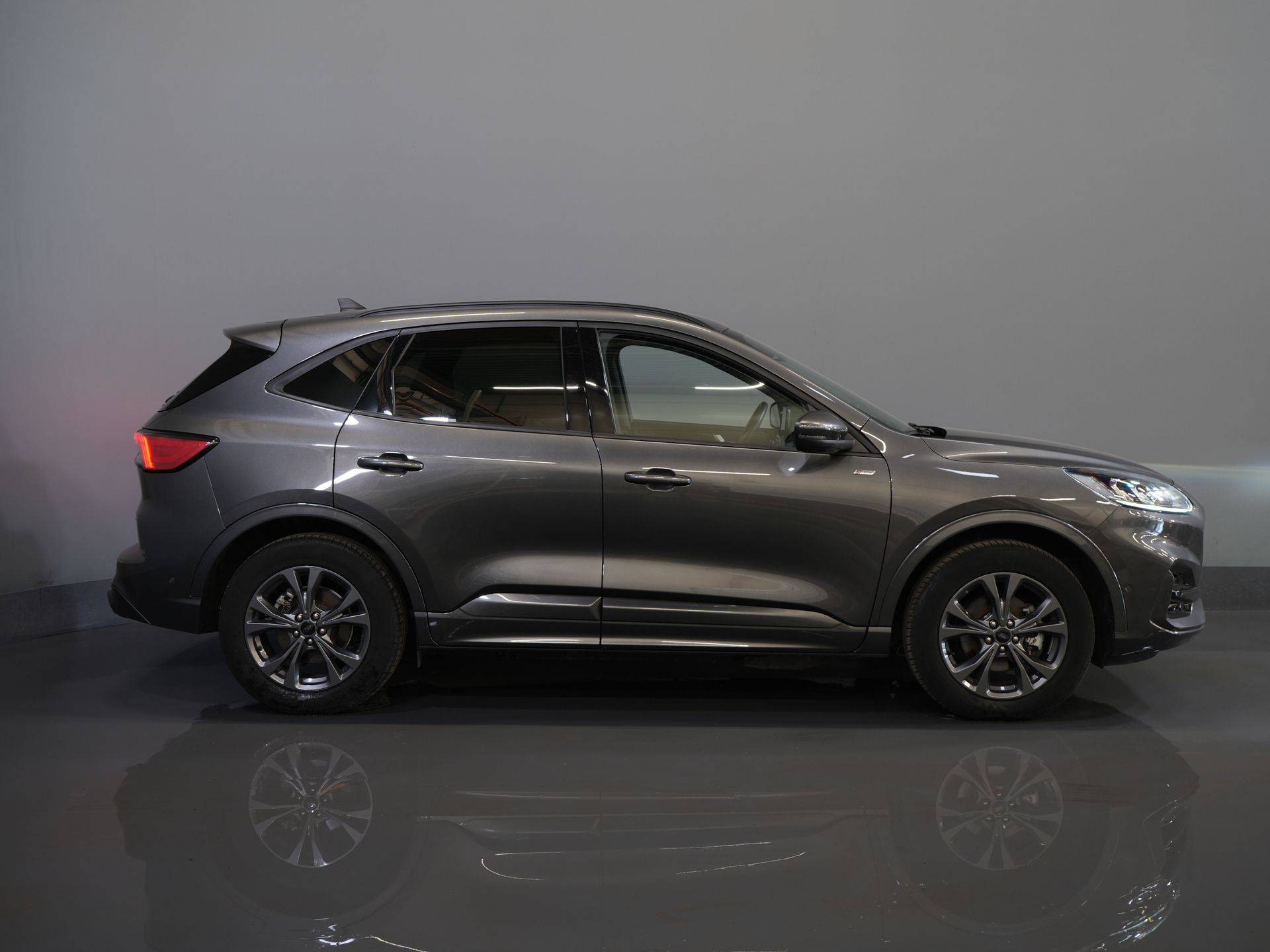 Ford Kuga SUV 2.5 PHEV 225 pk ST-Line LED/ Head-Up/ Adapt.cruise/ Keyless/ Elek.klep/ Stoelverw/ Stuurverw./ Carplay/ Navi/ Climate/ PDC