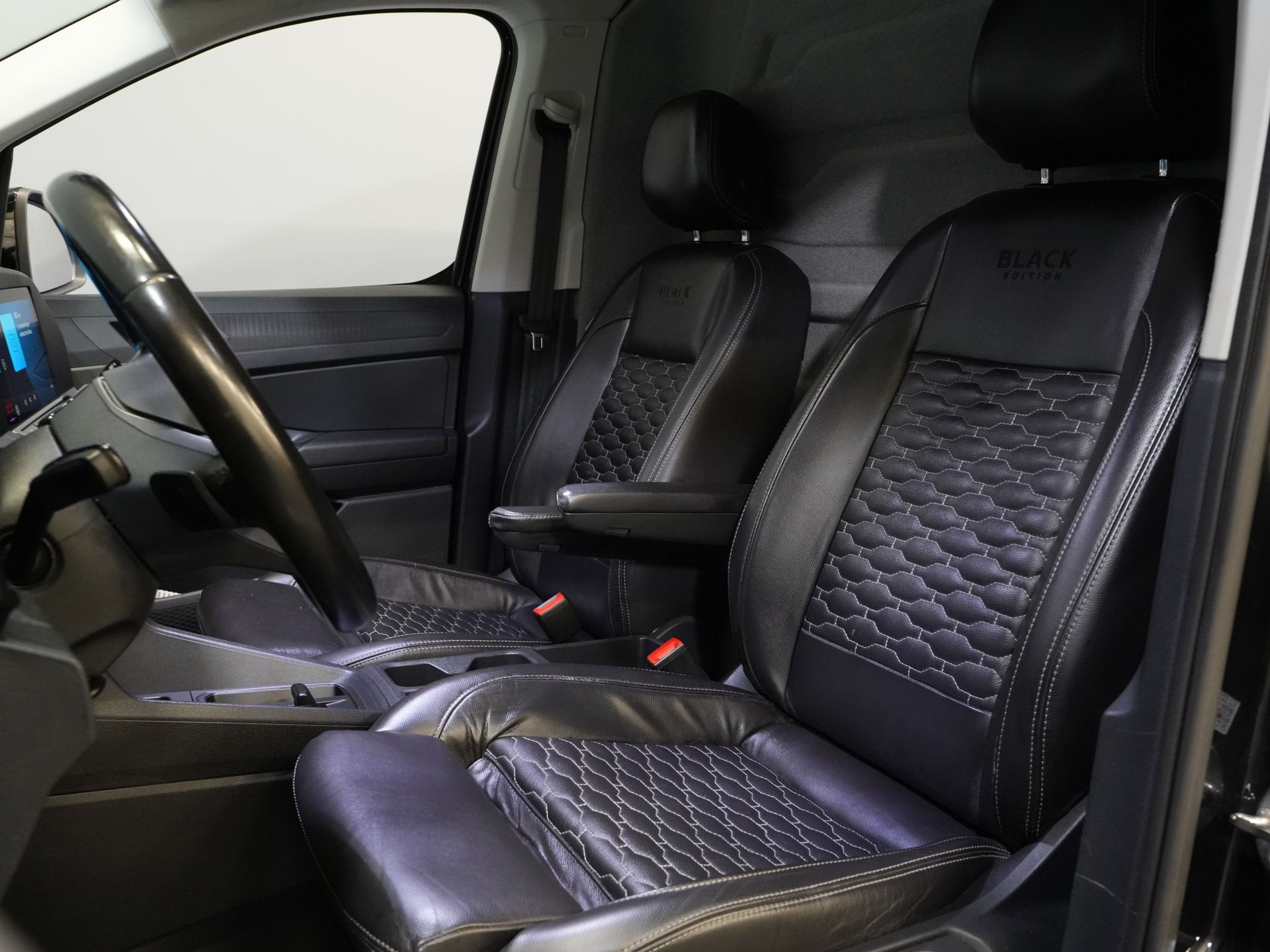Volkswagen Caddy Cargo Maxi Van 2.0 TDI 125 KM DSG Aut. Black Edition LED/ Spoiler/ Warga przednia/ 18'' LMV/ Adapt.Cruise/ Ogrzewanie podłogowe/ Seatverw./ Skóra/ Carplay/ N