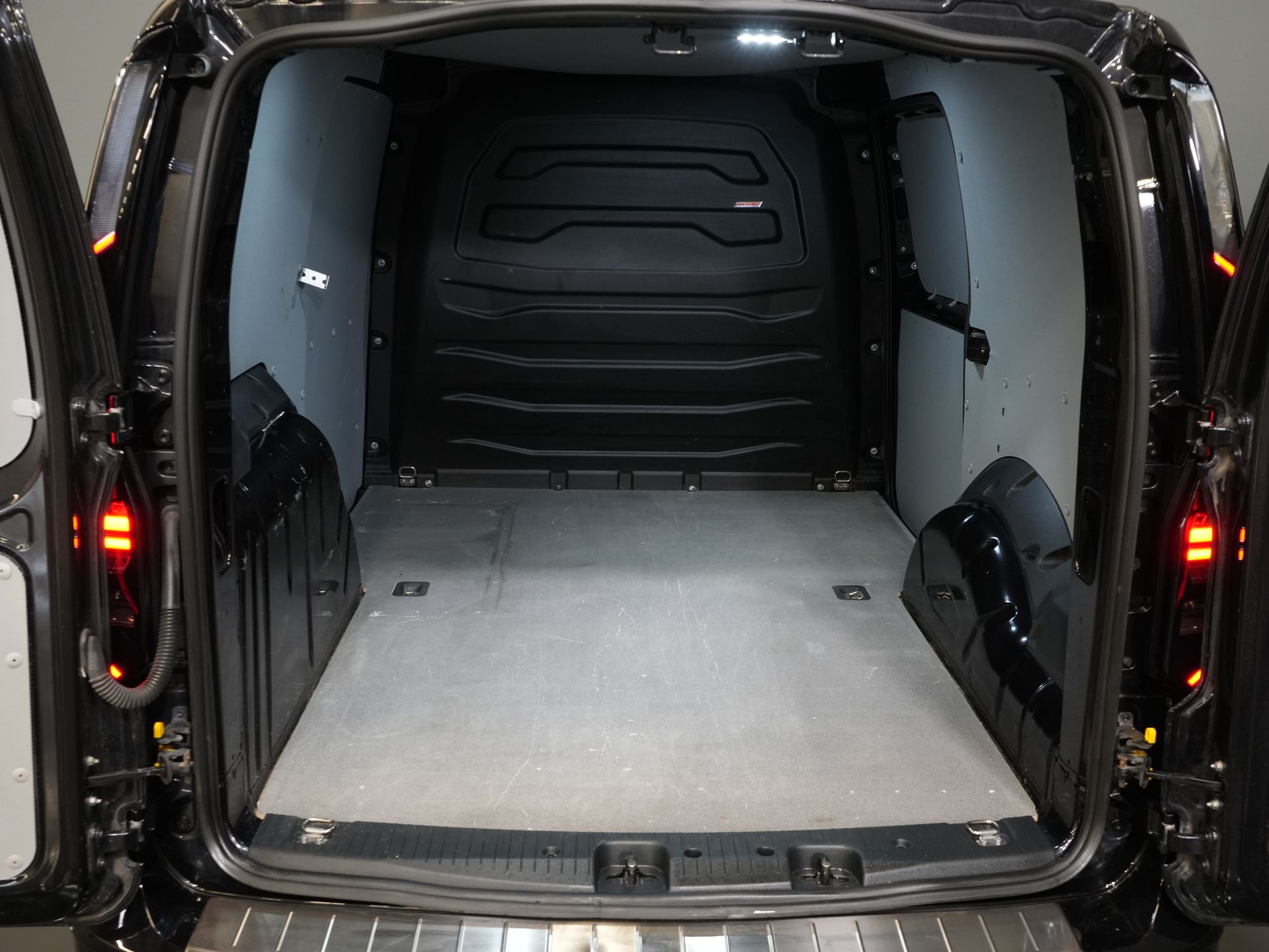 Volkswagen Caddy Cargo Maxi Van 2.0 TDI 125 KM DSG Aut. Black Edition LED/ Spoiler/ Warga przednia/ 18'' LMV/ Adapt.Cruise/ Ogrzewanie podłogowe/ Seatverw./ Skóra/ Carplay/ N